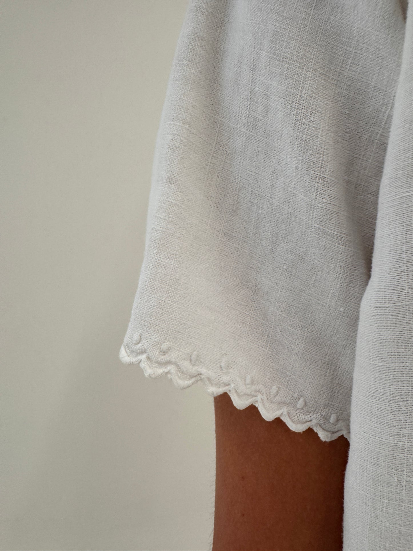 Rochie maxi excepțională din pânză de in cu broderie manuală delicată