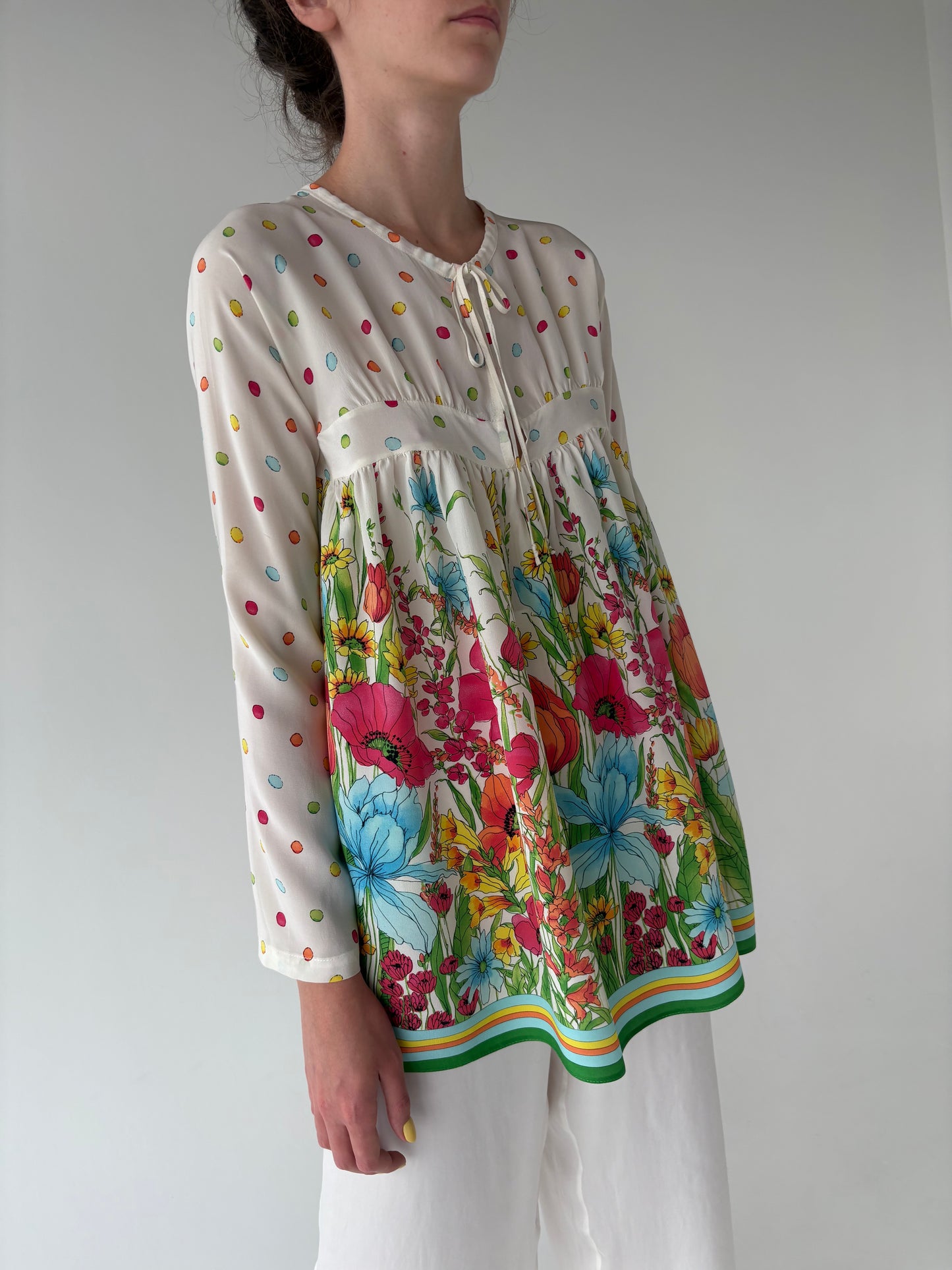 Cămașa luxury Blumarine în croi lejer din mătase naturală și culori tari