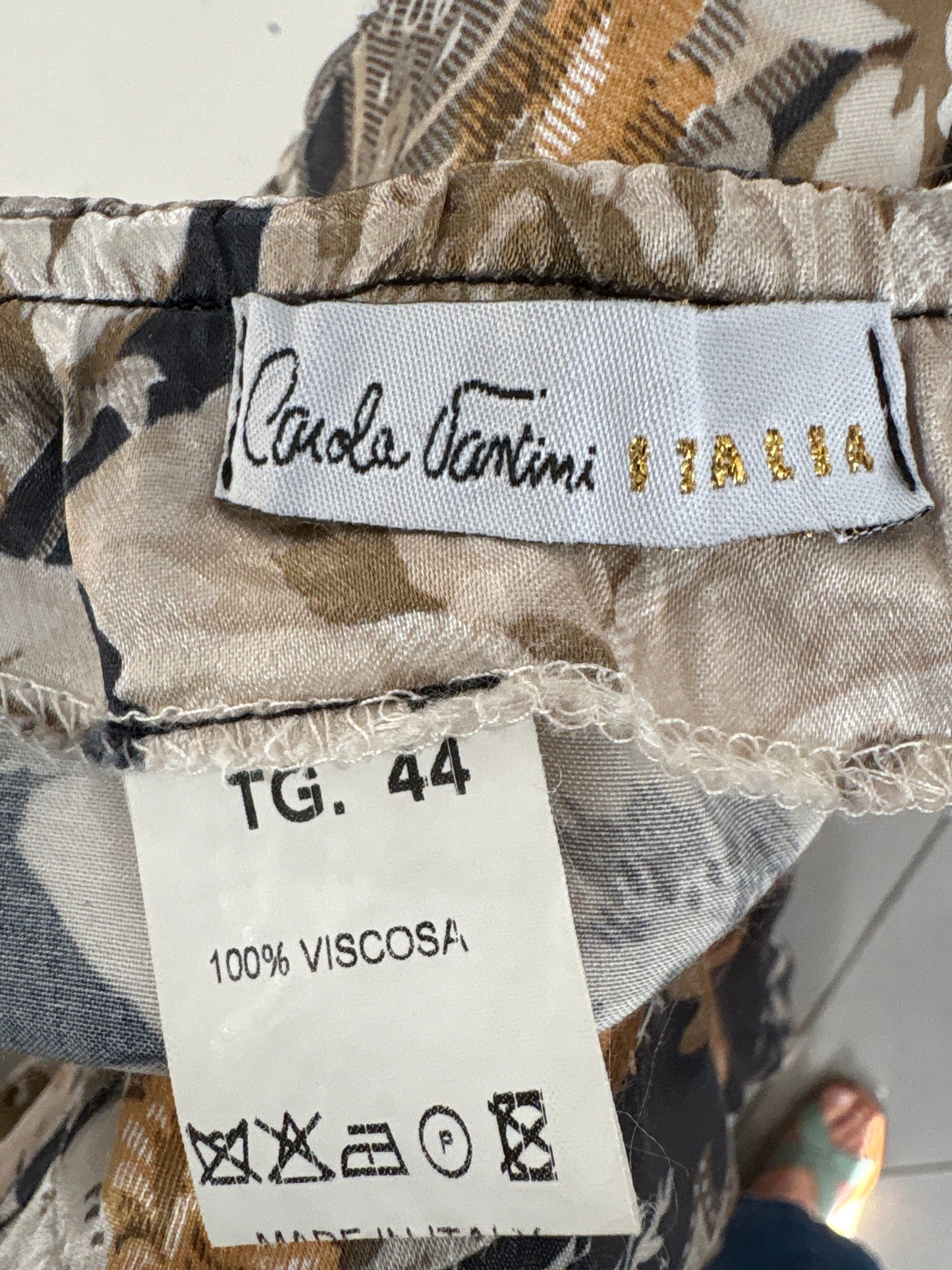 Fustă vintage satinata cu talie înaltă și print floral superb în culori neutre
