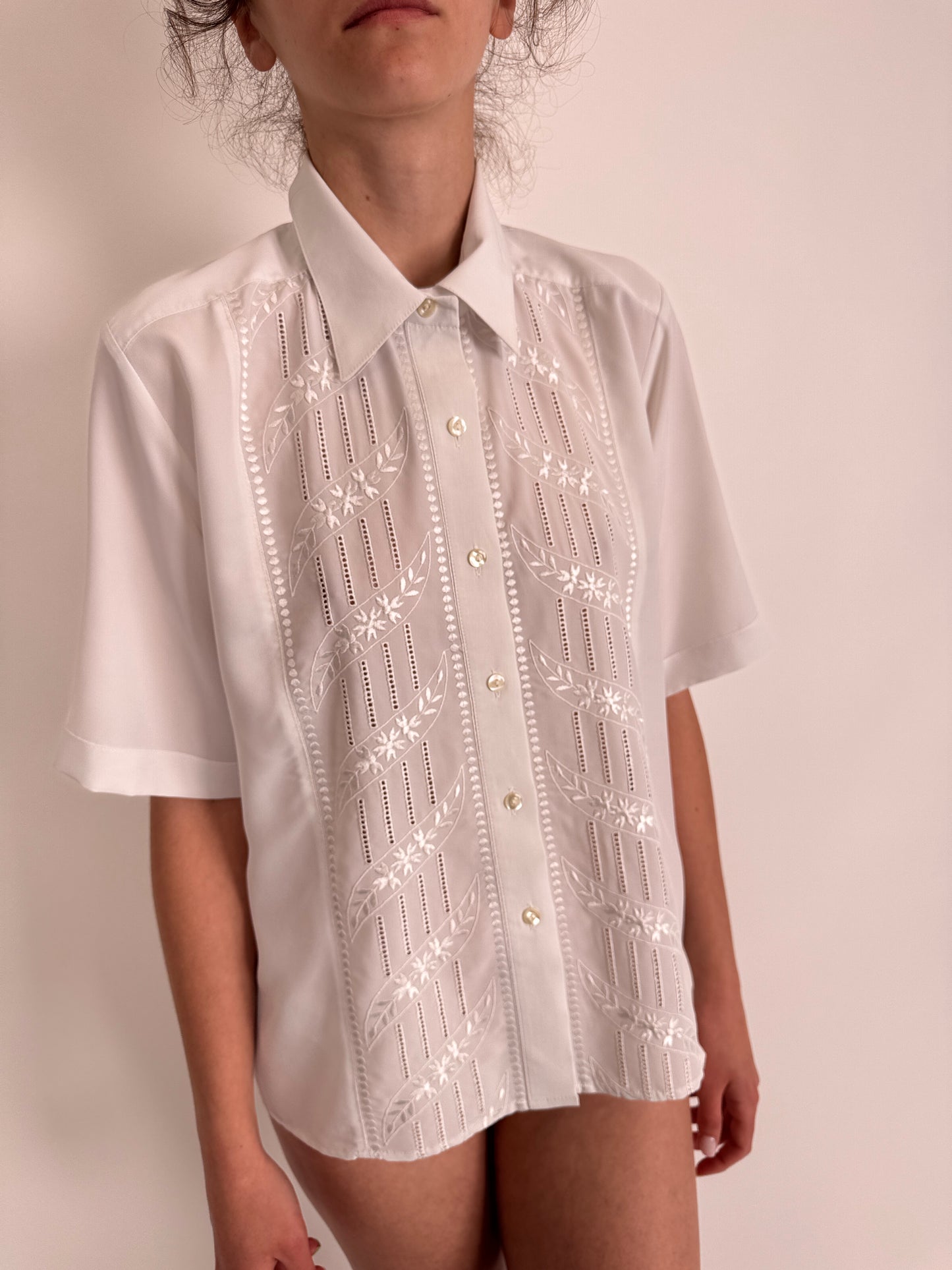 Cămașa vintage cu broderie fină perlata