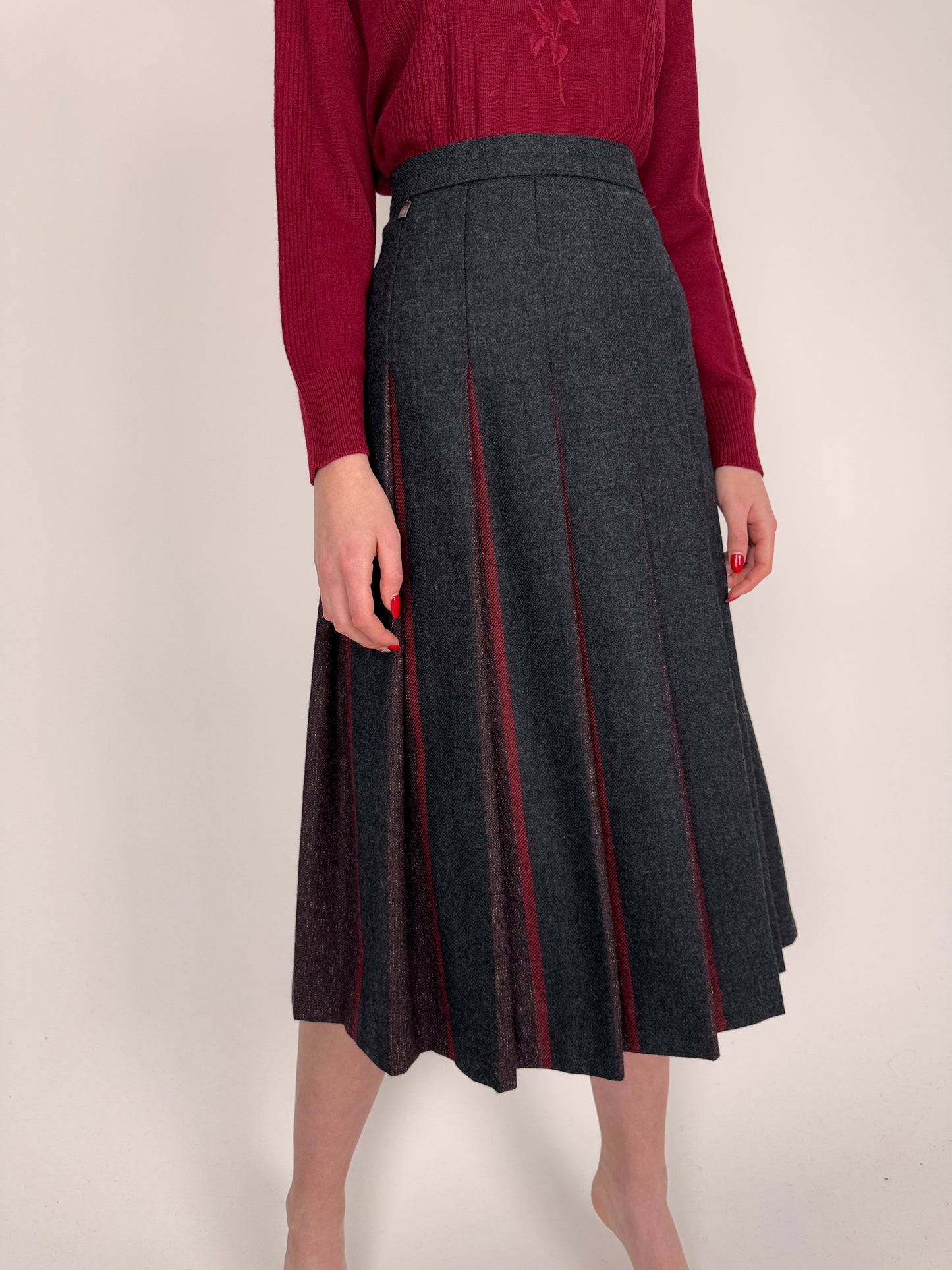 Fustă charcoal gray plisată cu inserții burgundy din lana extrafina