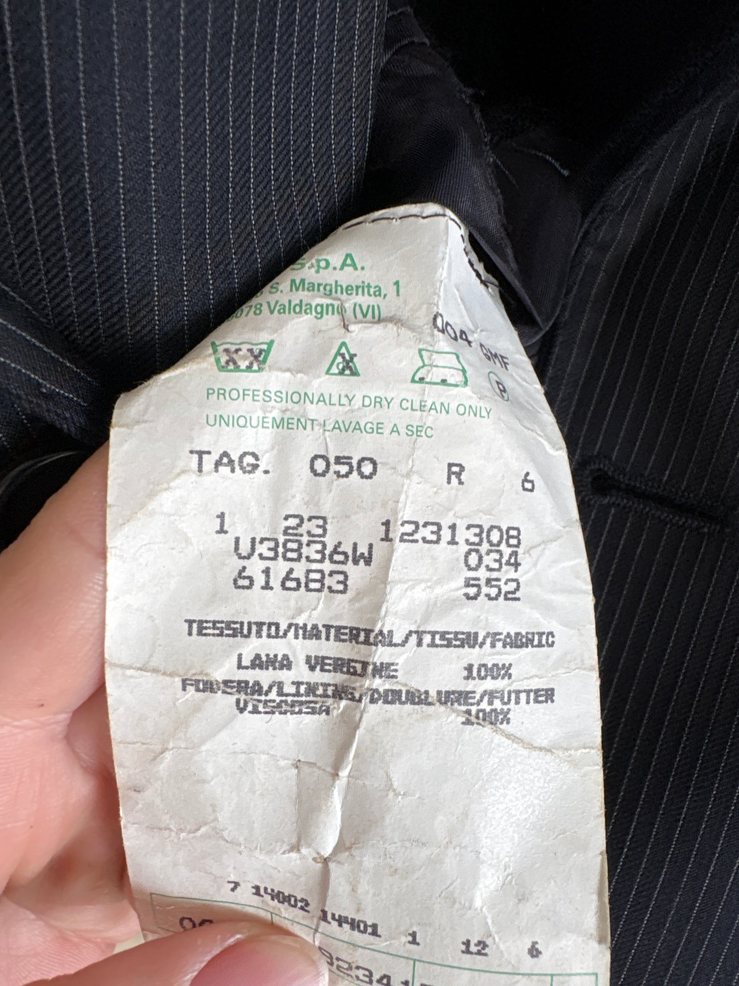 Costum negru din lana extrem de subțire Loro Piana tasmaniana cu dungi fine verticale