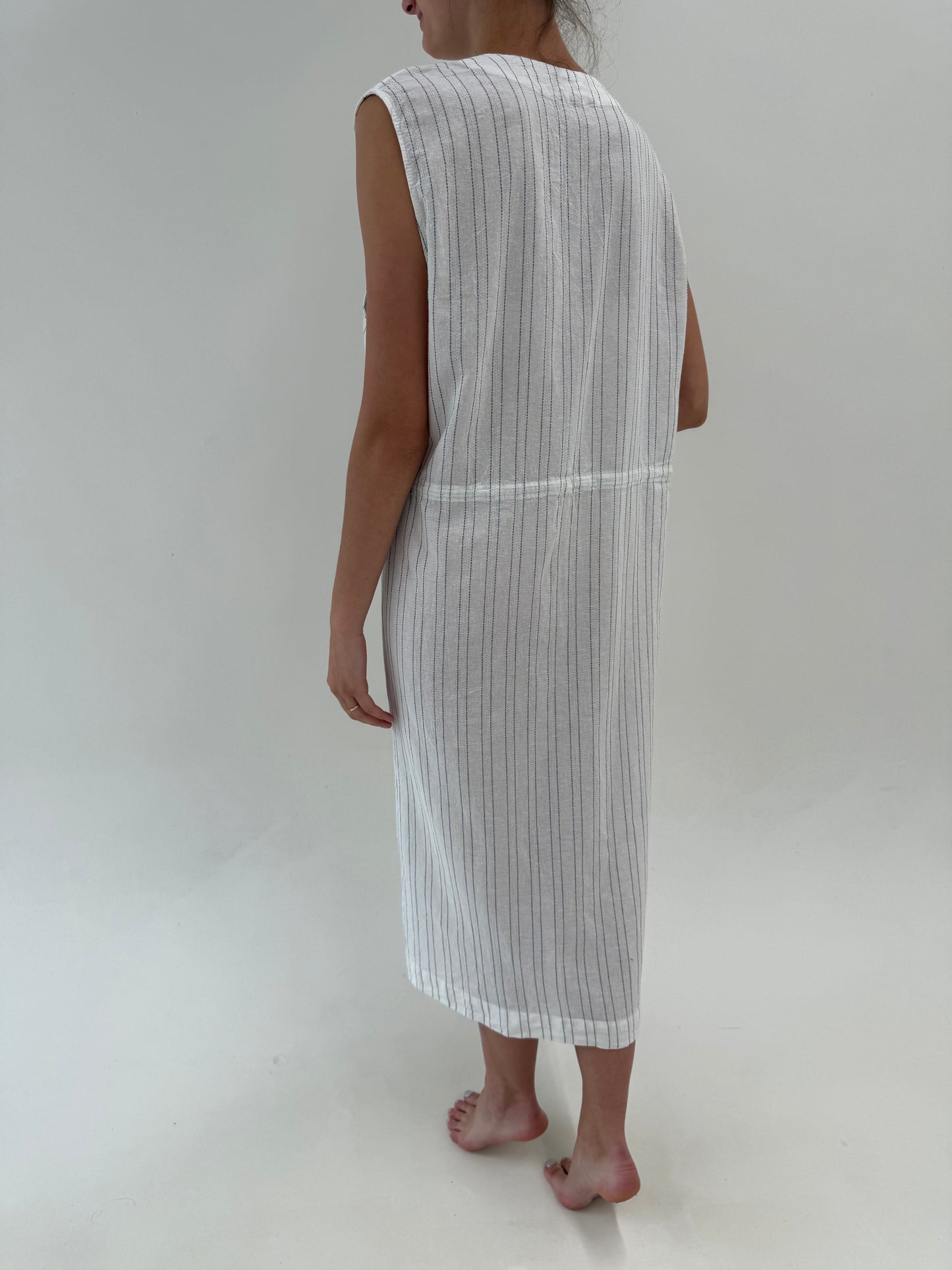 Rochie maxi din in off white cu dungi fine plus size cu talie reglabilă