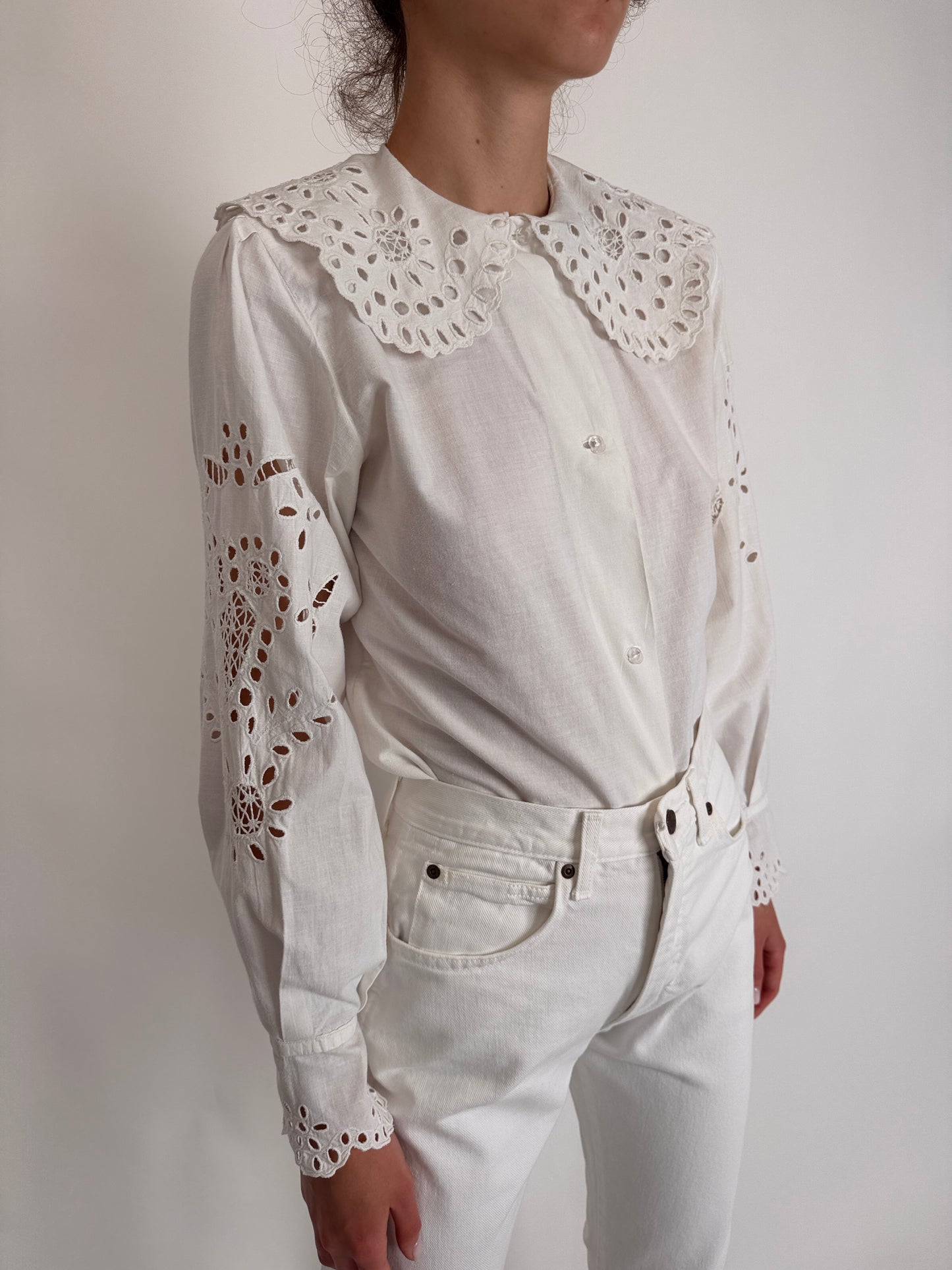Cămașa vintage din pânză cu broderie excepțională