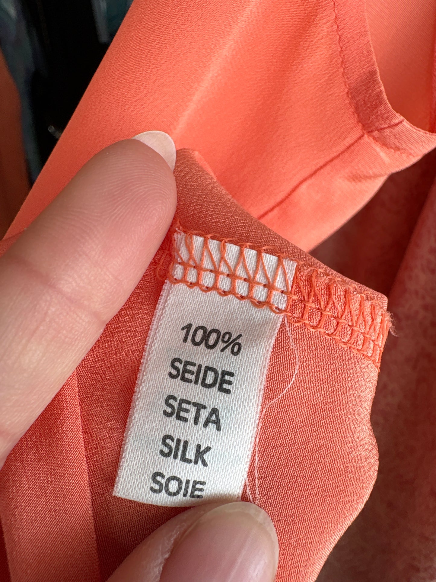 Top salmon orange din mătase naturală în croi minimalist