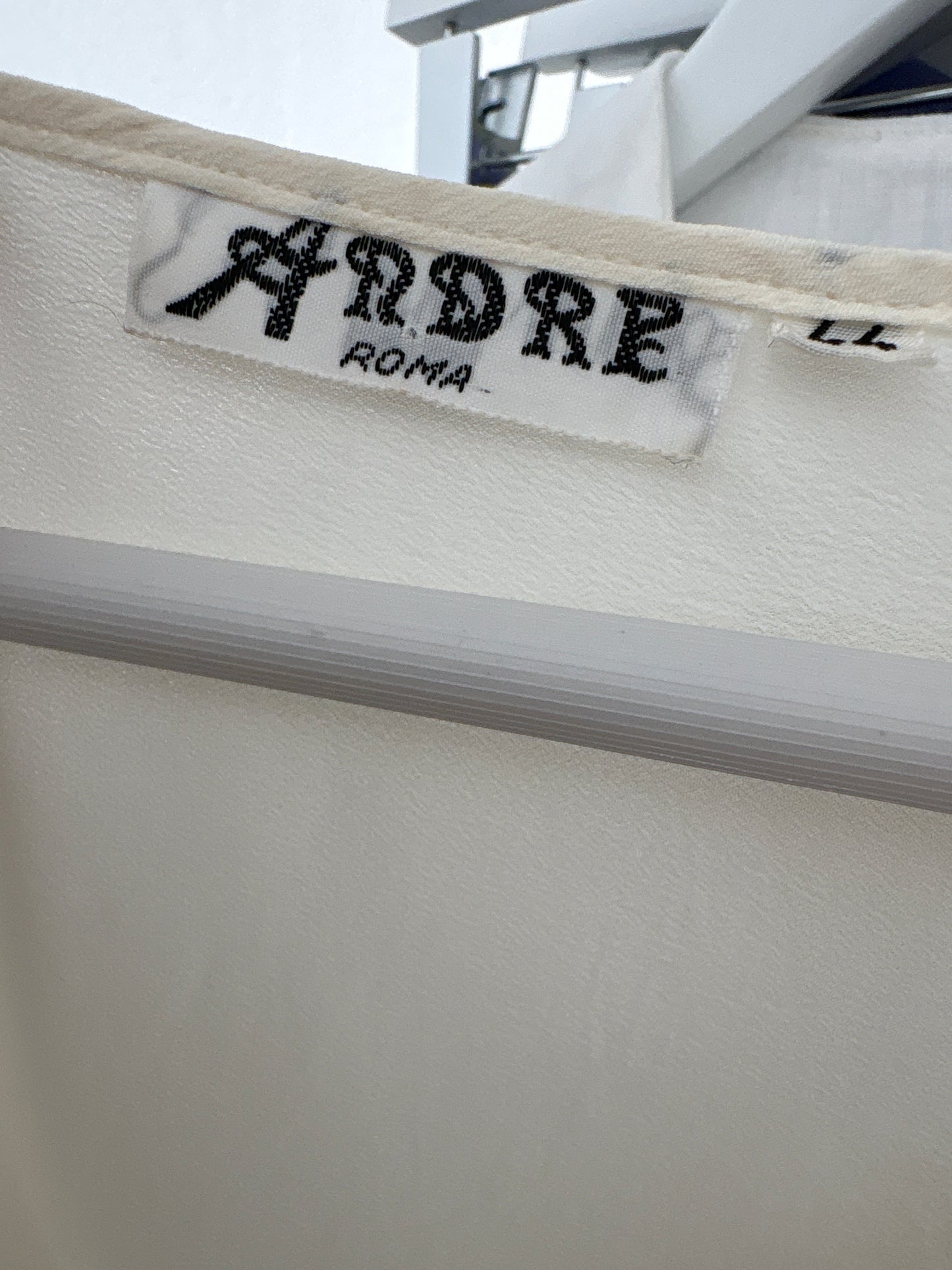 Top din mătase naturală în croi minimalist și anchior