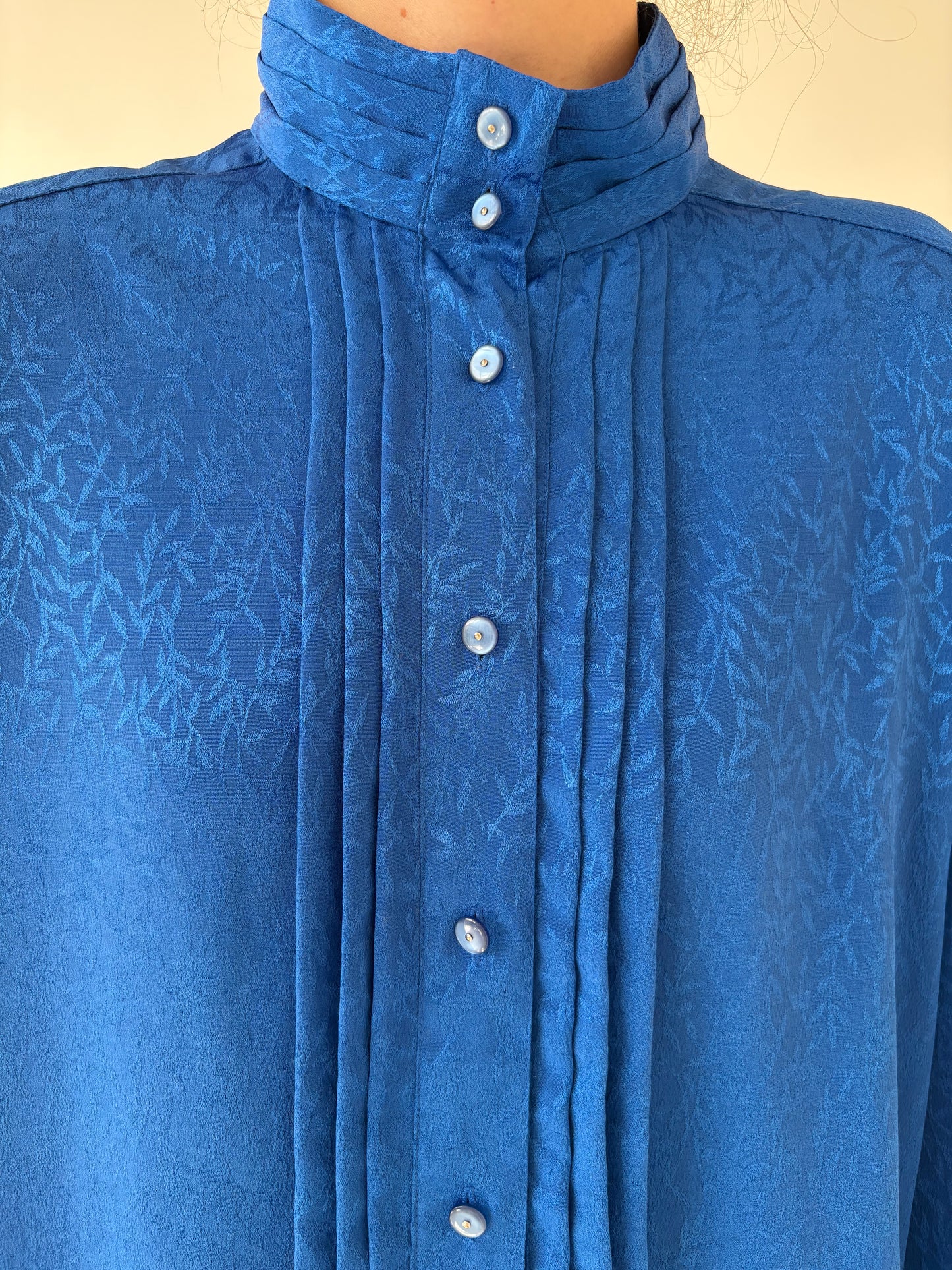 Cămașa vintage din jacquard moale albastru regal cu pliseuri decorative