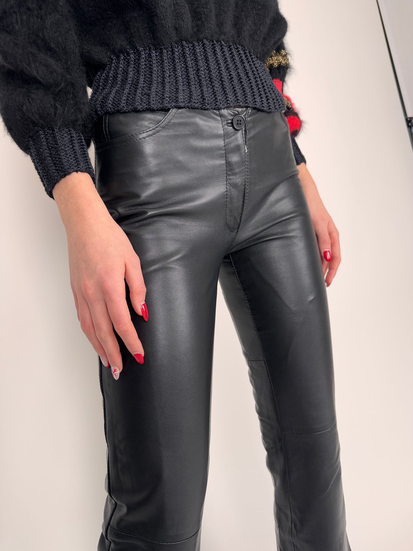 Pantaloni din piele naturală extrem de moale în croi ușor evazat