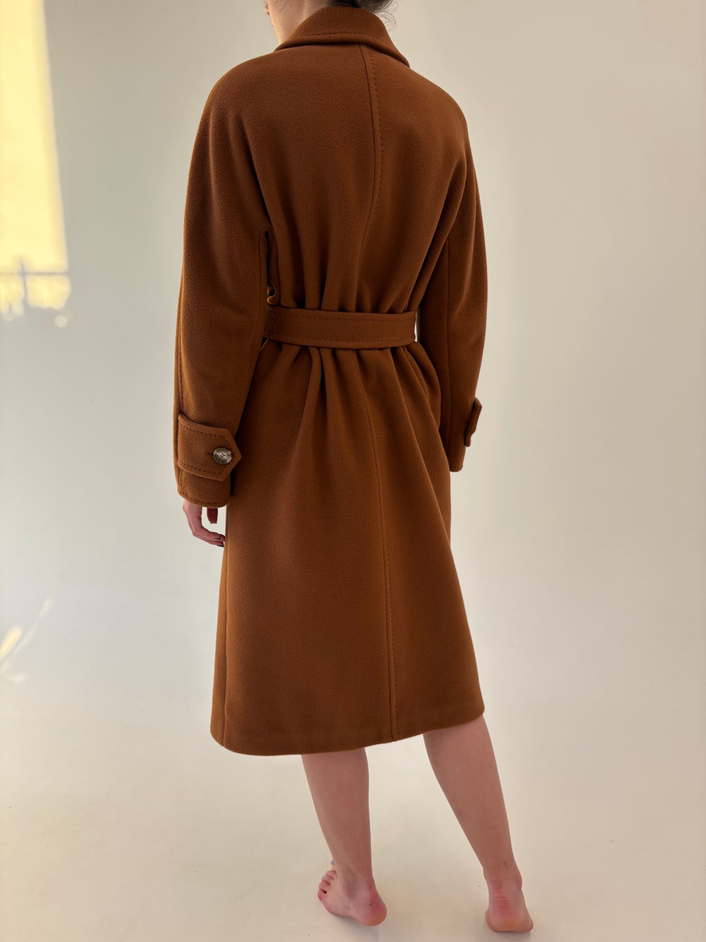 Palton caramel din stofă plină de lana cu cordon și cusături decorative
