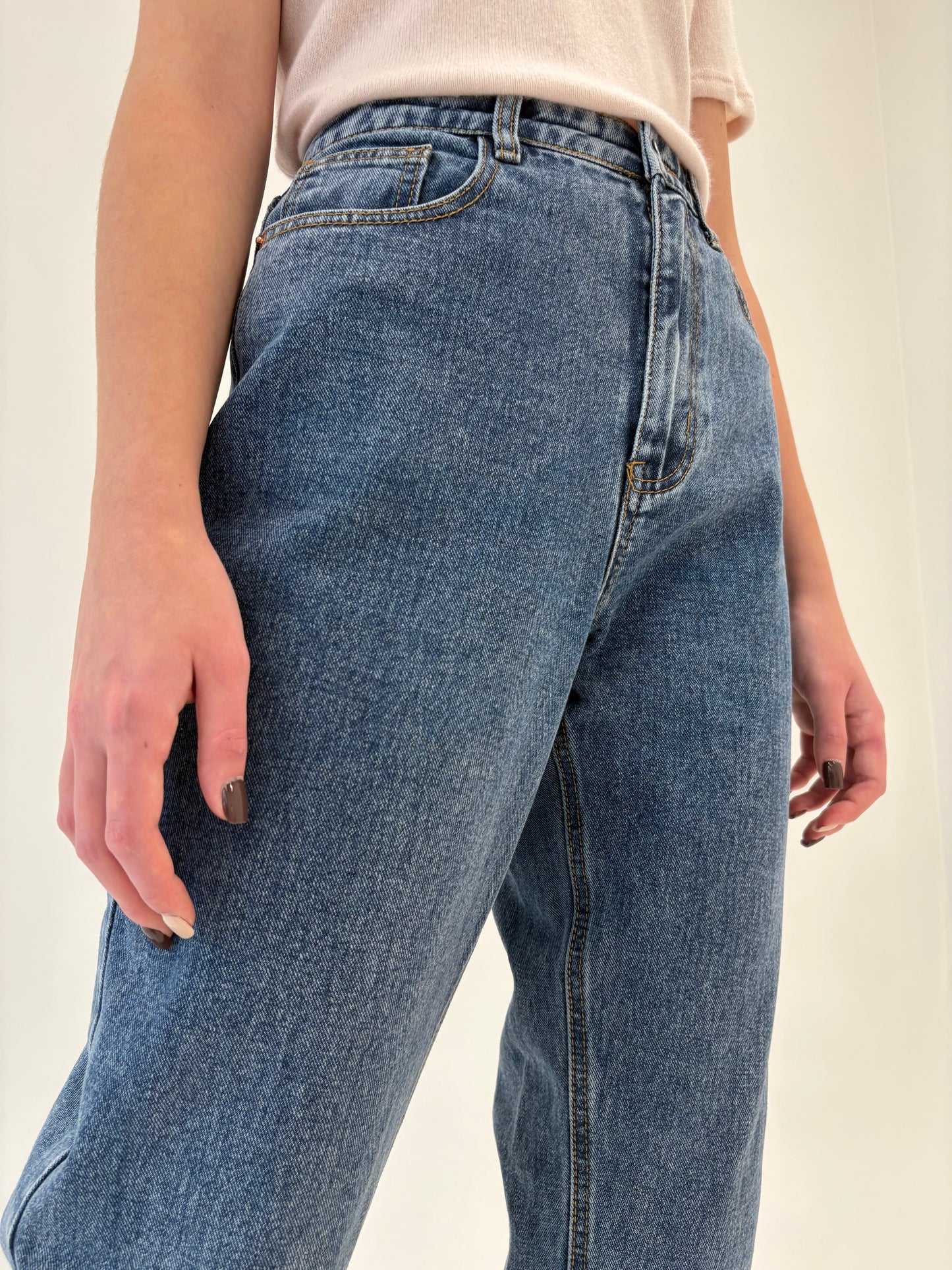 Jeans premium mom fit tall cu talie ultra înaltă și solduri generoase