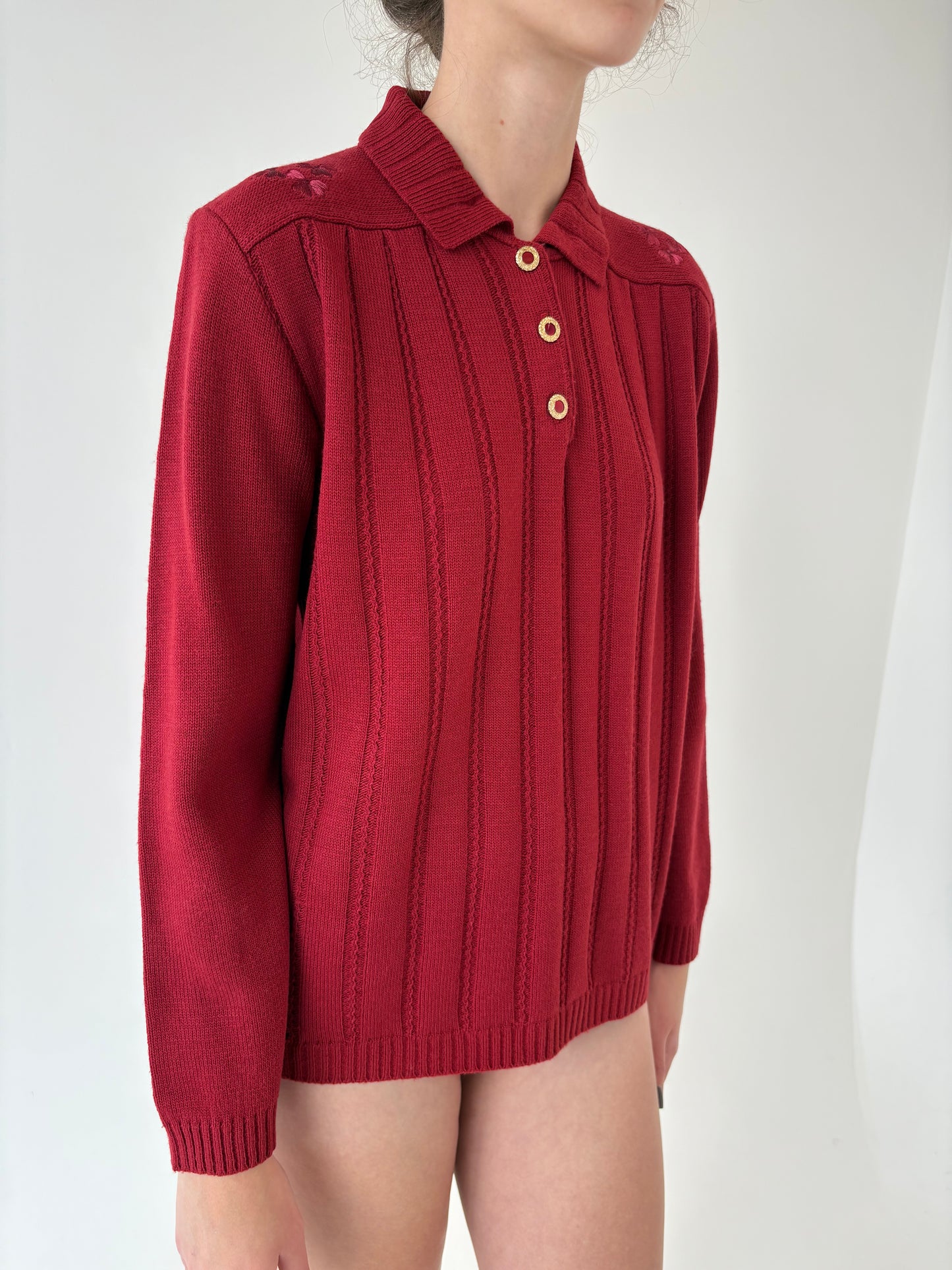 Pulover vintage burgundy din lana extrafina cu broderie și nasturi bijuterie