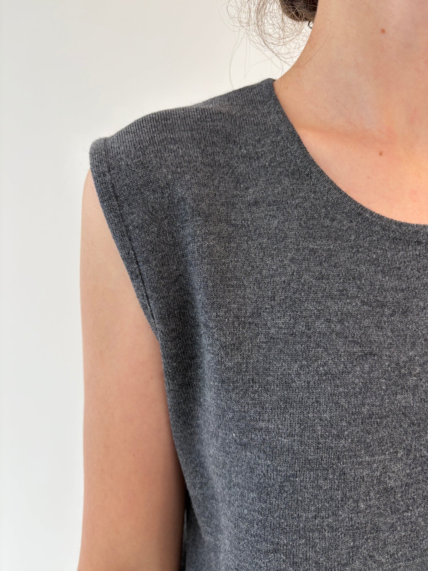 Top italian în croi minimalist din lana merino extrafina.