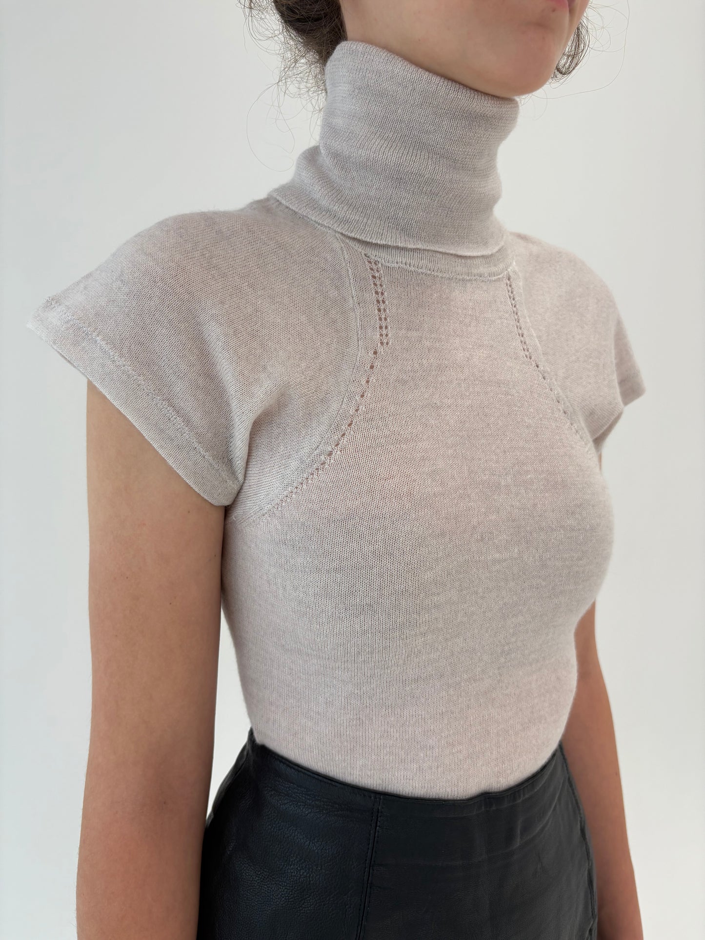 Maleta off white din lana merino extrafina cu detalii chic
