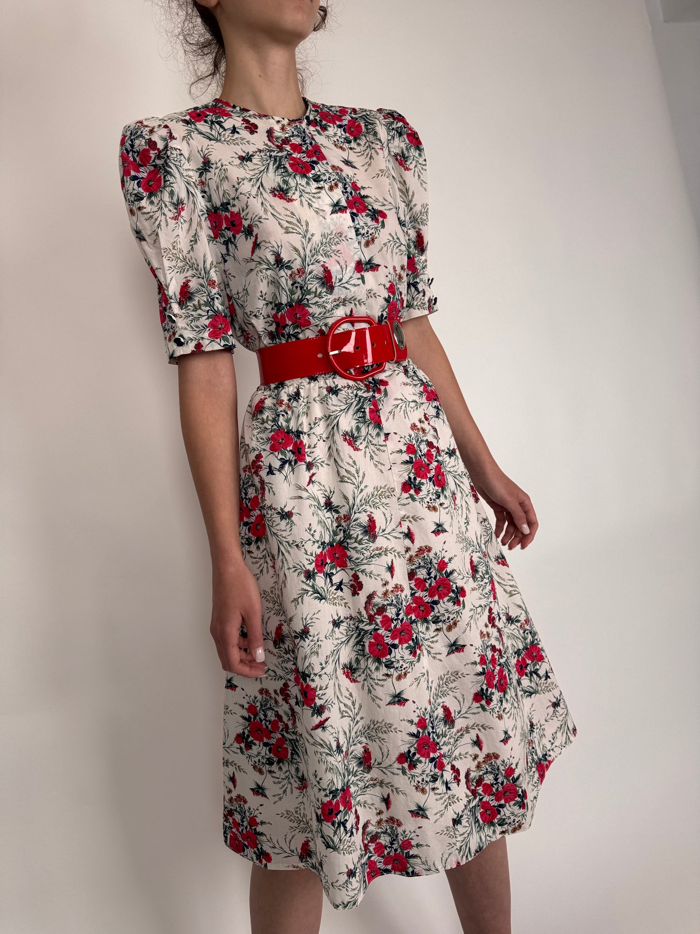 Rochie vintage cu print floral superb și talie marcată reglabilă