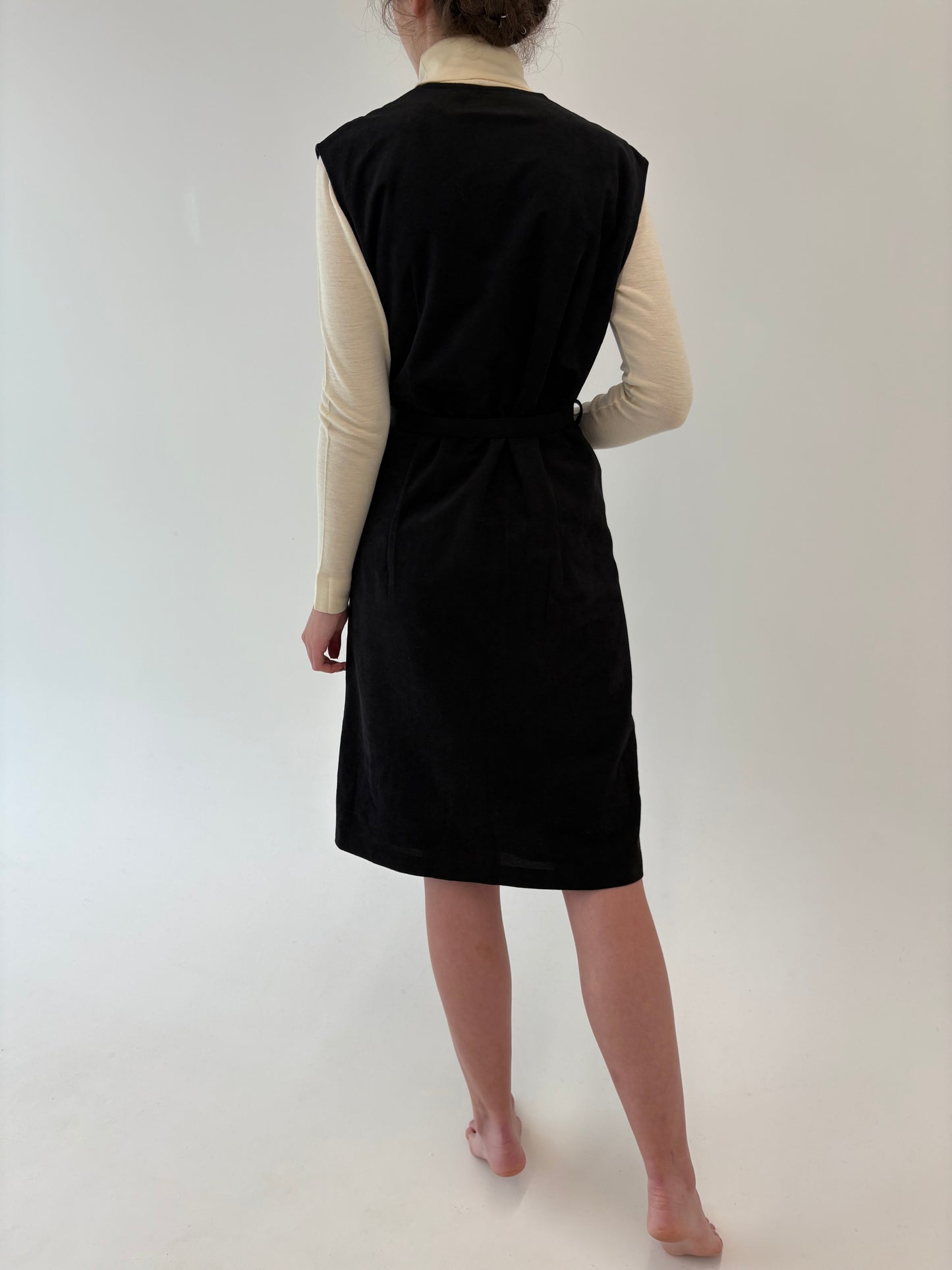 LBD vintage din catifea cu feronerie aurie și curea proprie