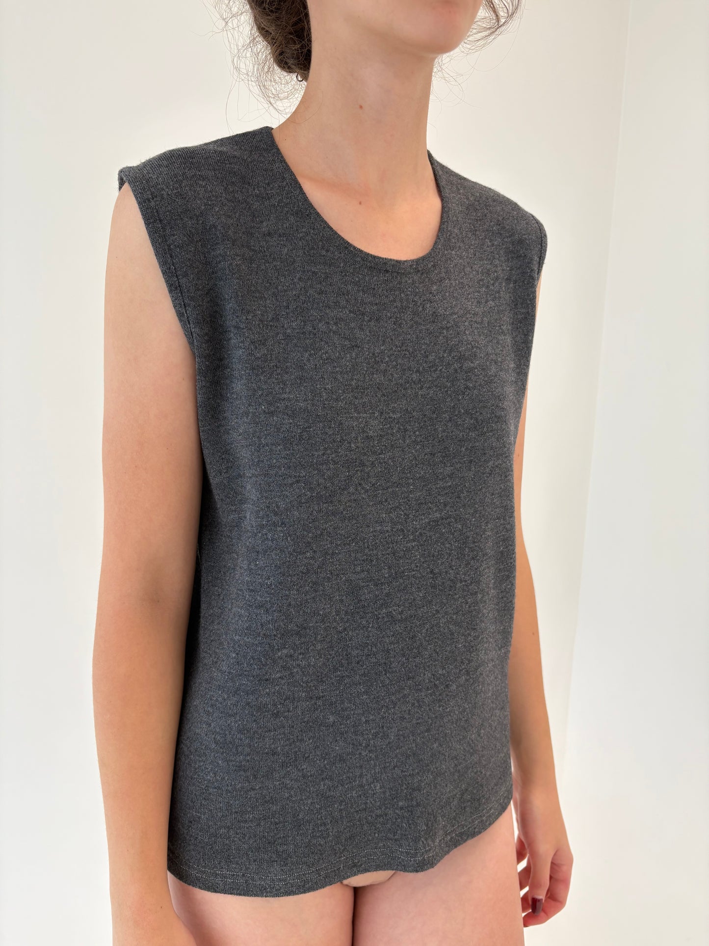 Top italian în croi minimalist din lana merino extrafina.