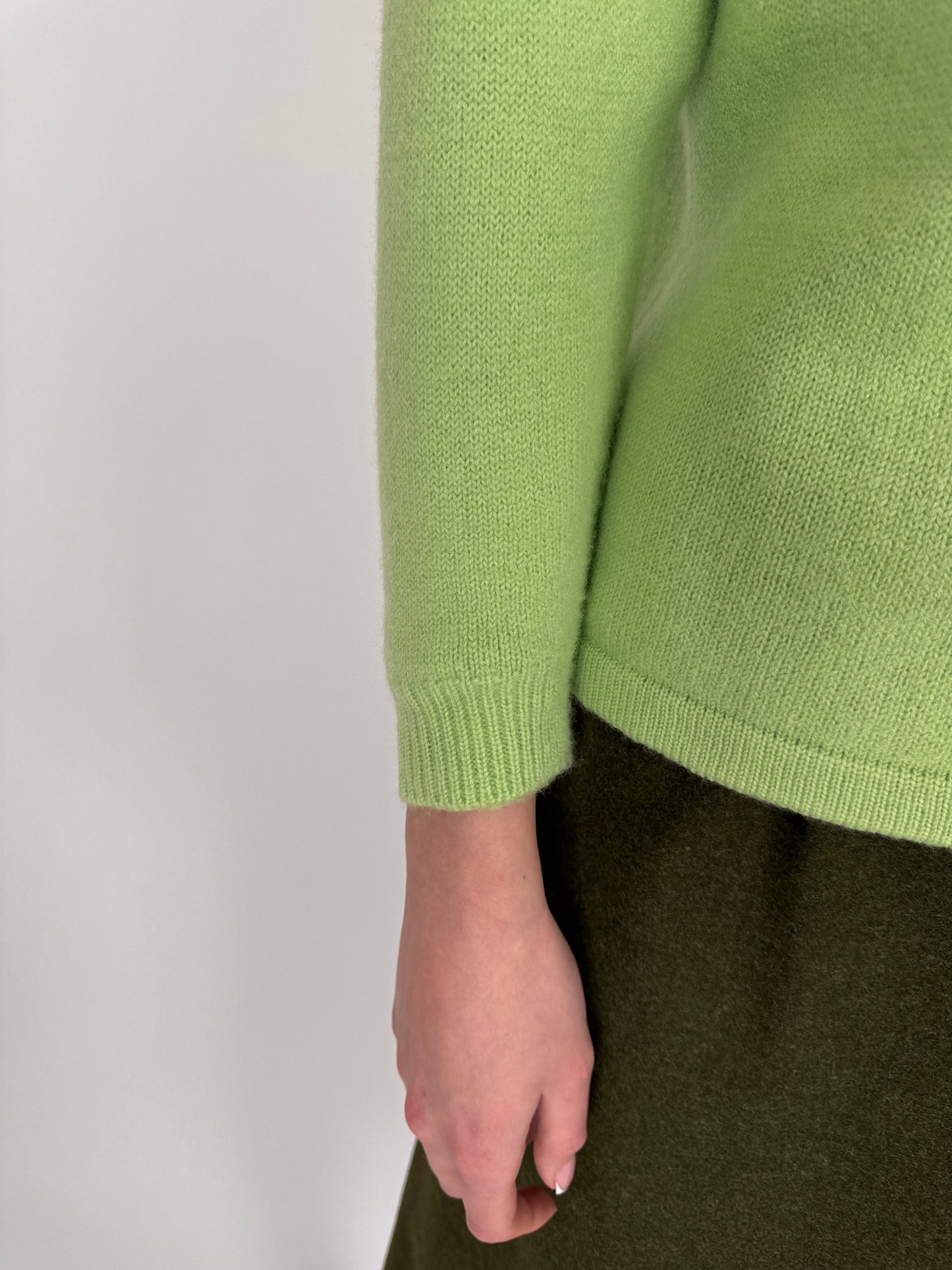 Cardigan vintage verde crud din lana plină extrafina cu nasturi aurii