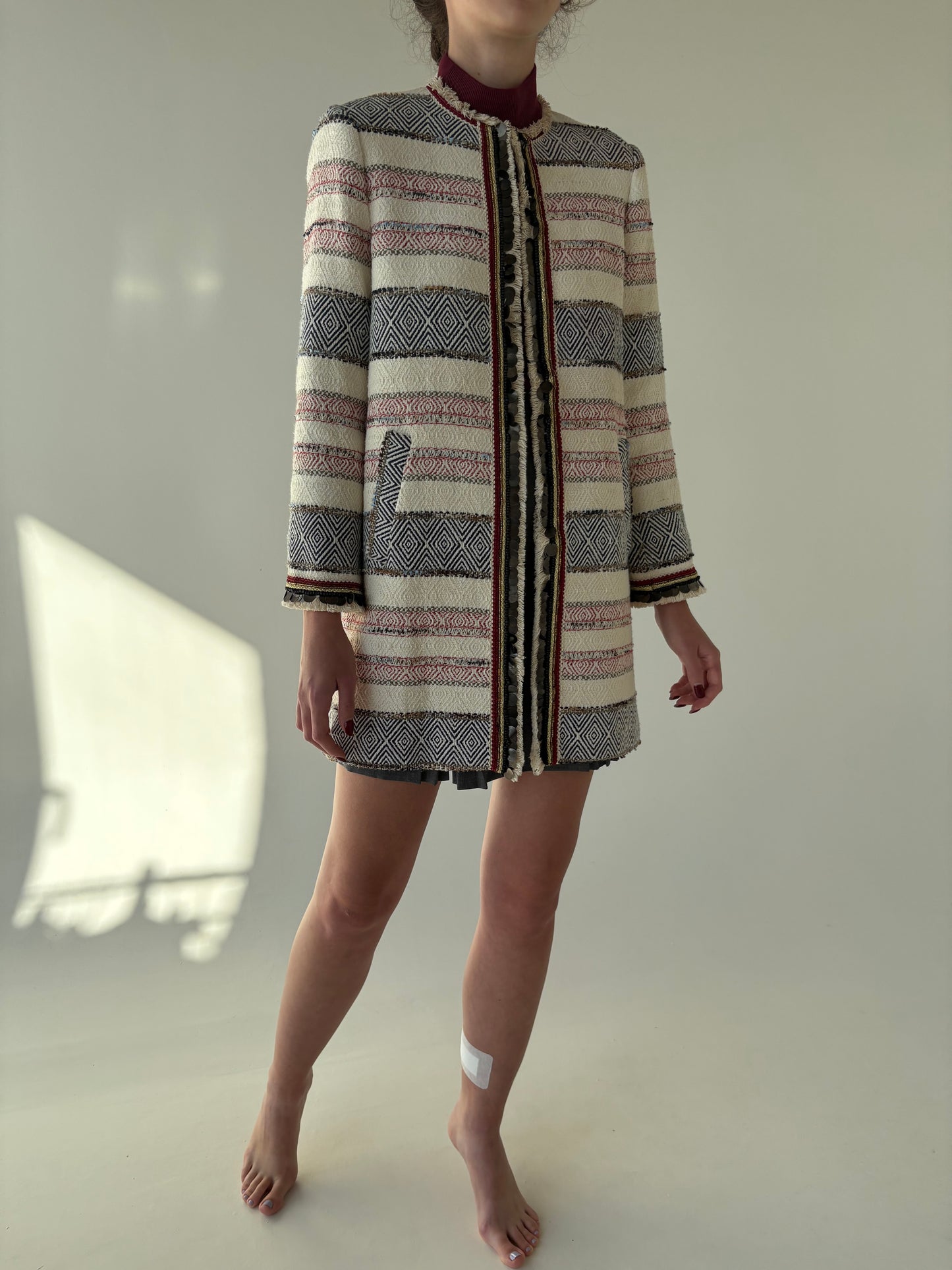 Pardesiu in stil Chanel din brocart în combinație clasică de culori