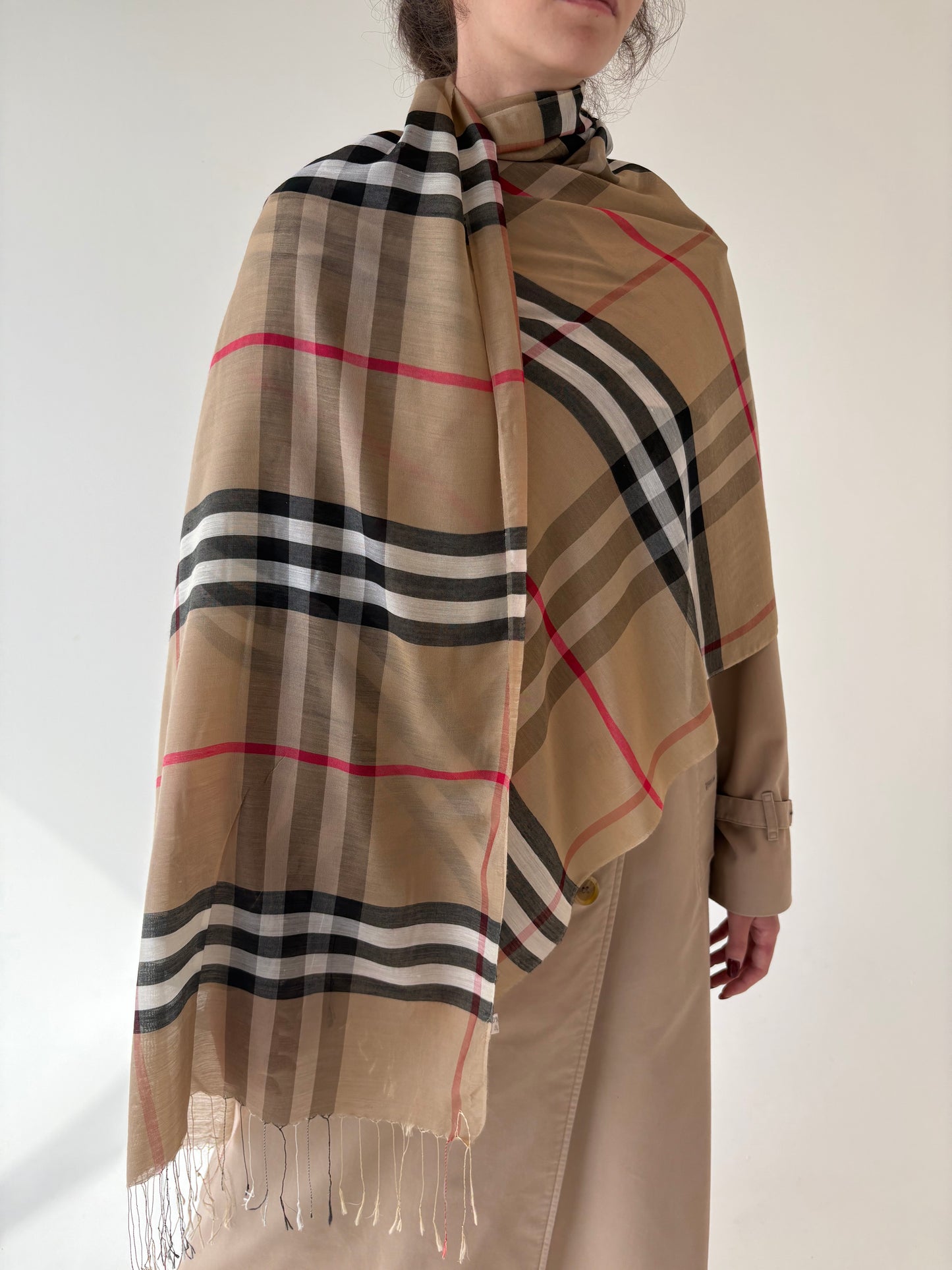 Sal din țesătură de mătase naturală cu print în stil Burberry