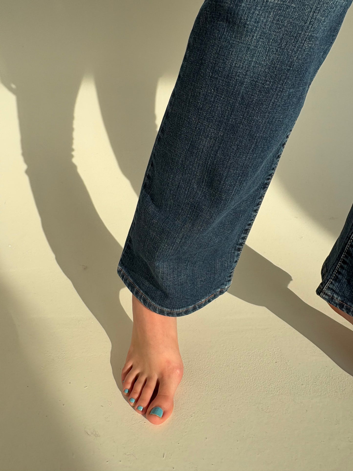 Jeans Levi’s bootcut classic wash in croi super revenit în trend