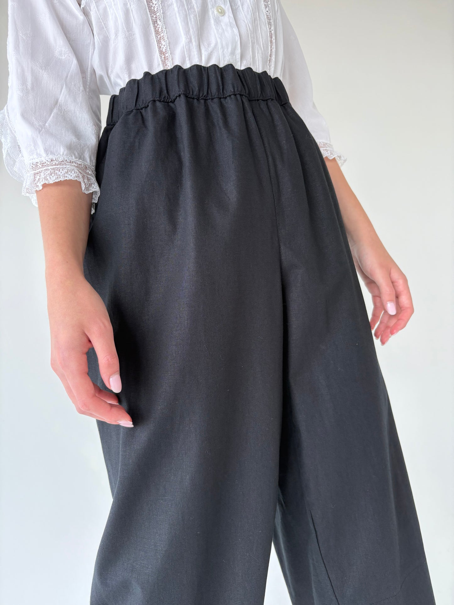 Pantaloni negri în croi chic cu talie ultra înaltă din pânză de in și BBC
