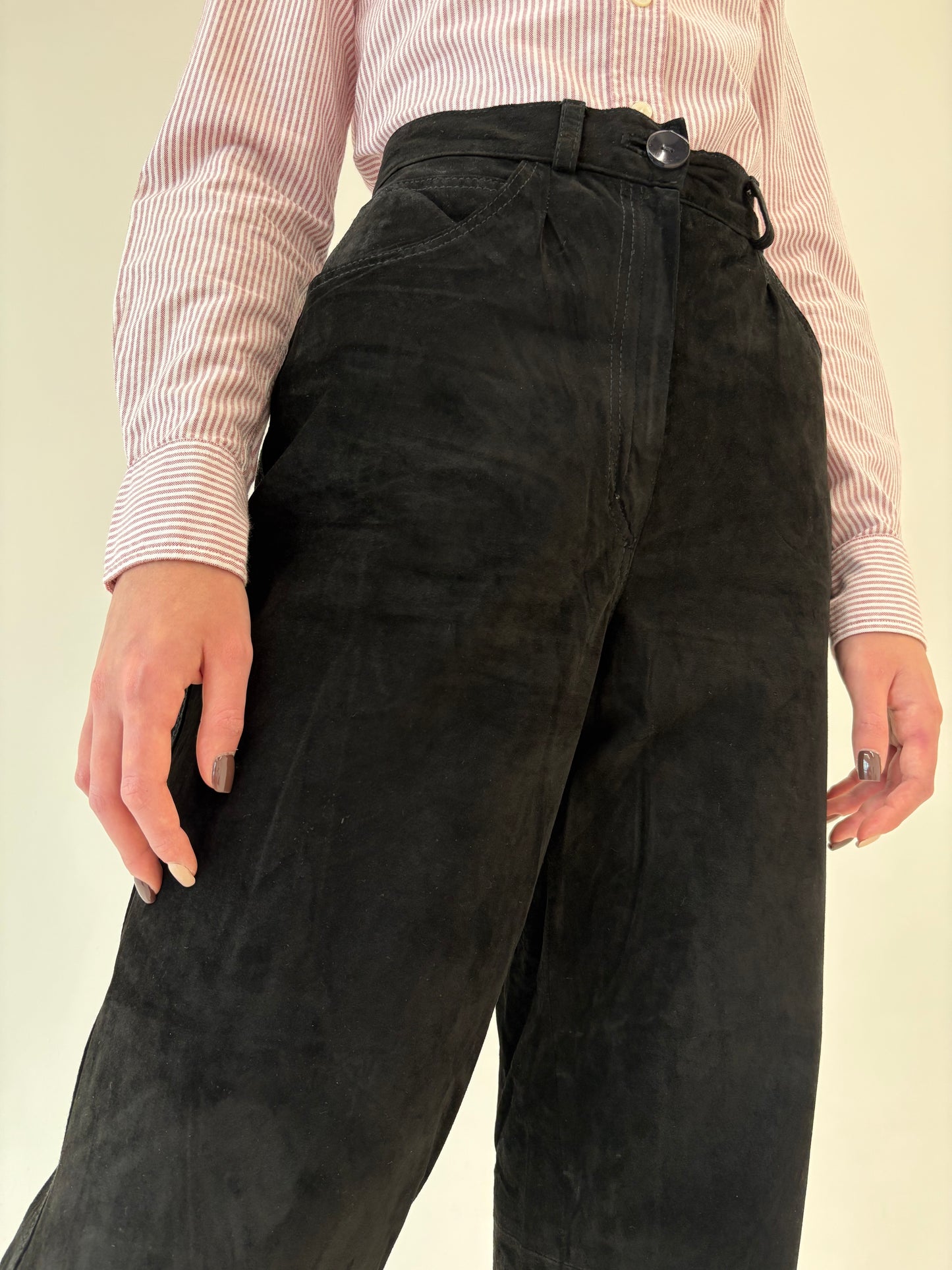 Pantaloni negri mom fit din piele naturală întoarsă cu talie ultra înaltă