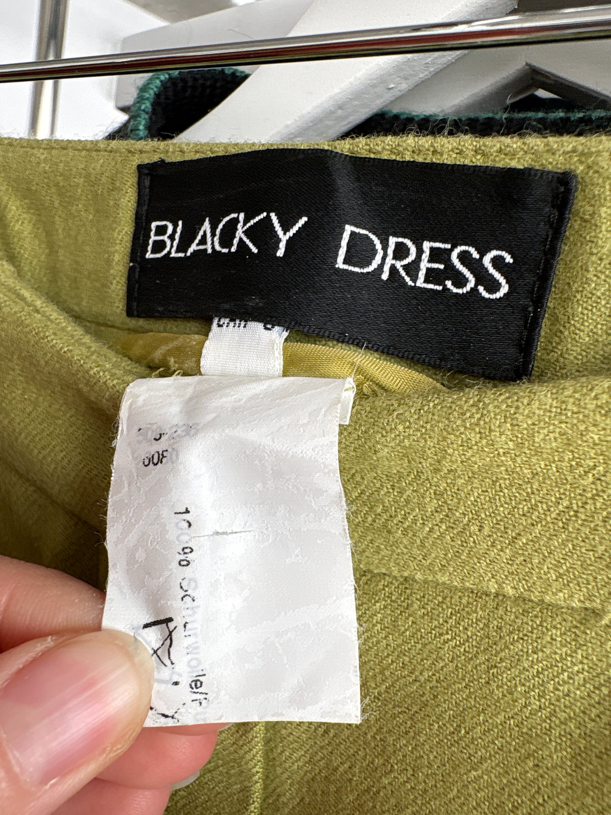 Pantaloni petite din lana extrafina verde crud cu pense și talie înaltă