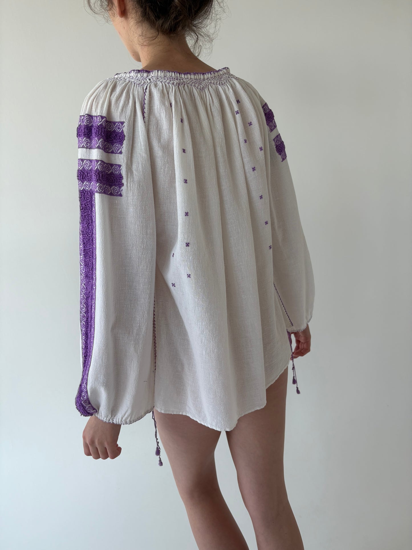Bluză excepțională din pânză moale cu broderie manuală