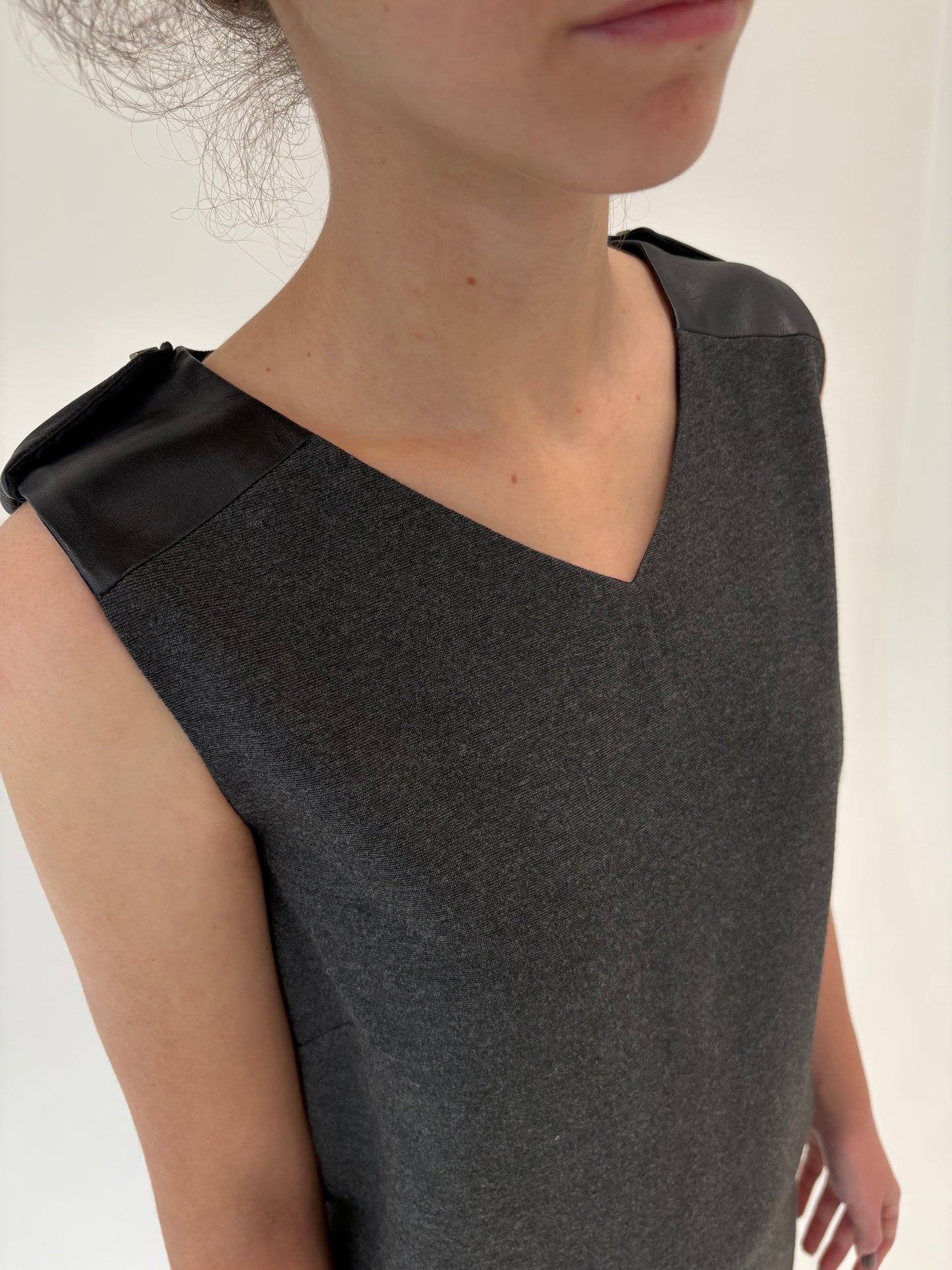 Rochie business de brand luxury Trussardi în croi minimalist