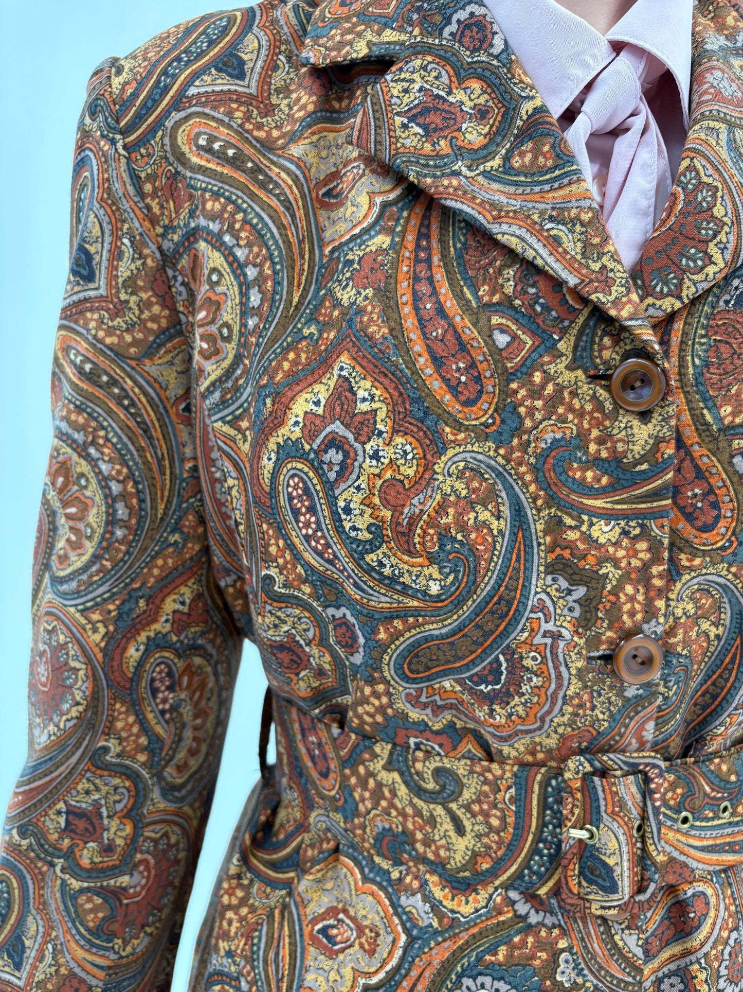 Sacou vintage cu print paisley, talie marcată și centura proprie