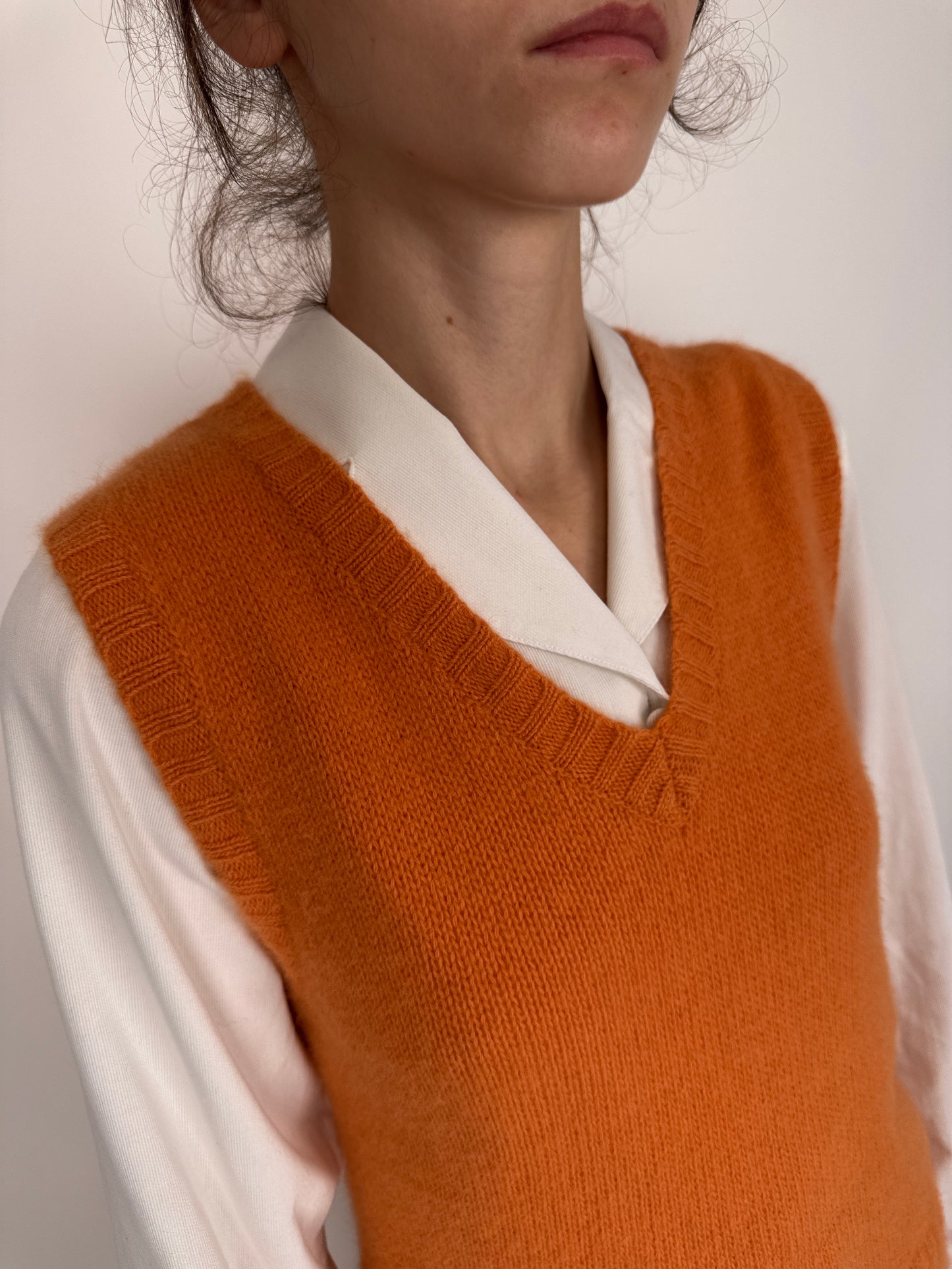 Vestă tangerine orange din lana extrafina cu Angora pufoasă