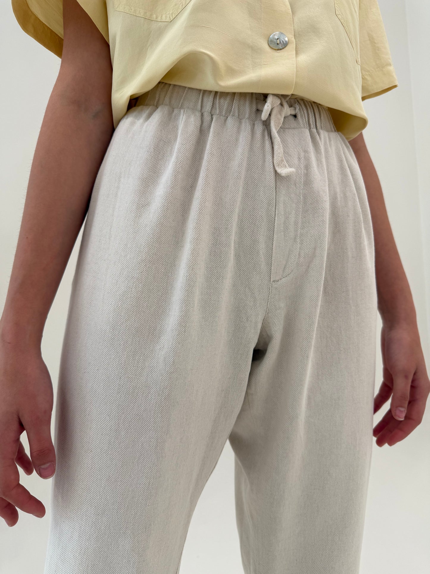 Pantaloni din pânză cu influențe casual și talie elastică
