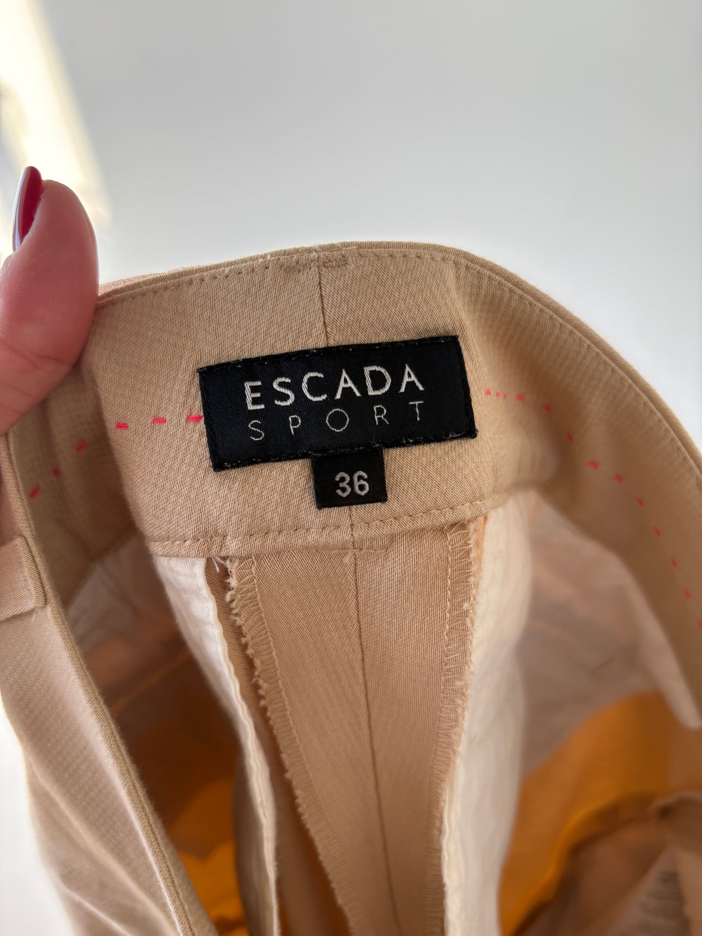 Pantaloni camel Escada modelatori foarte ușor satinați