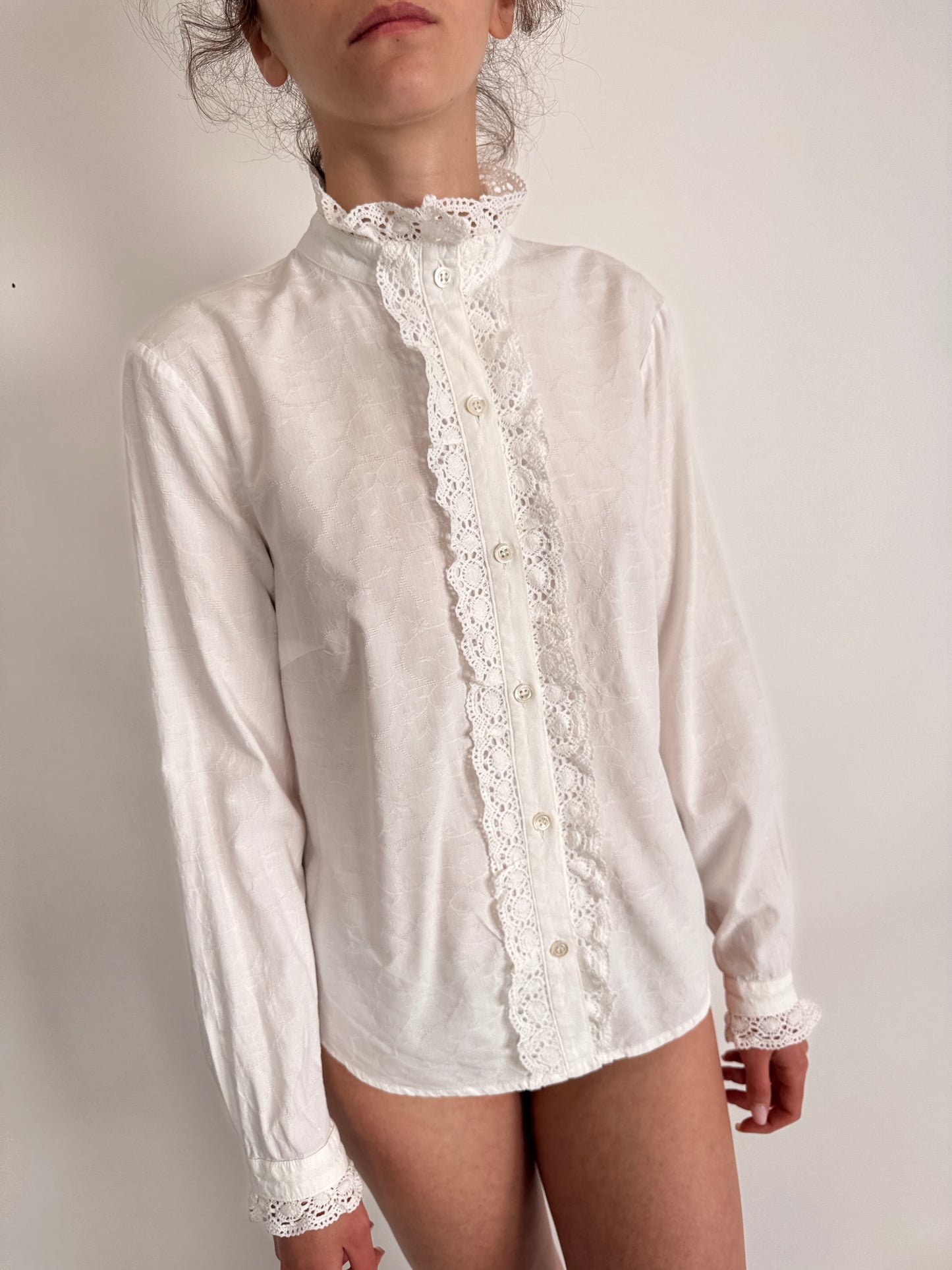 Cămașa premium cu jabou din dantelă macrame din poplin