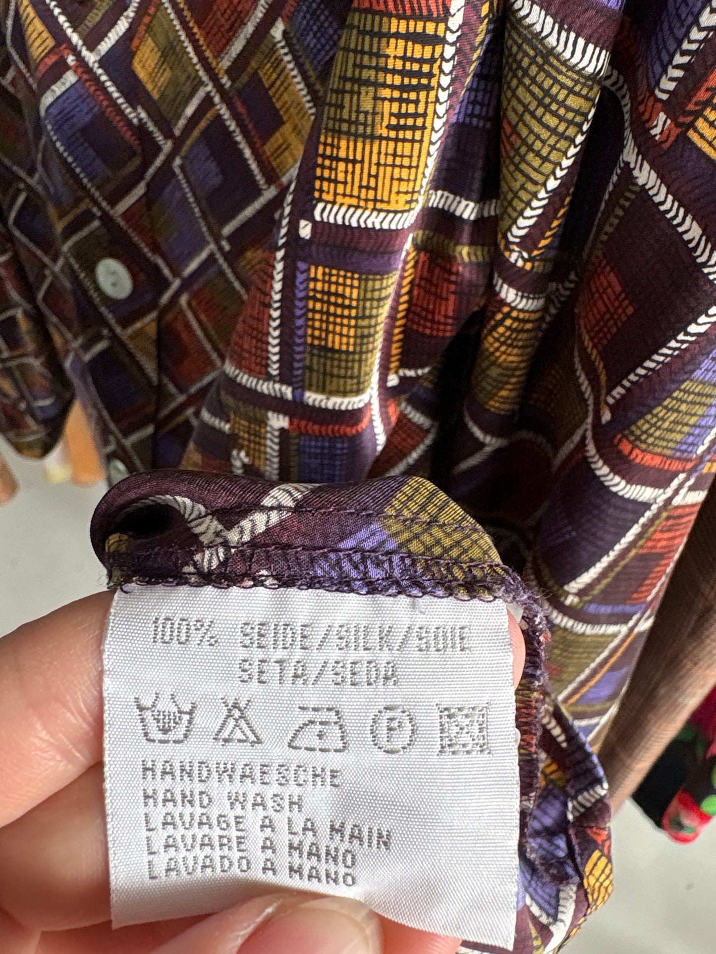 Cămașa cu print din mătase naturală în combinație superbă de culori