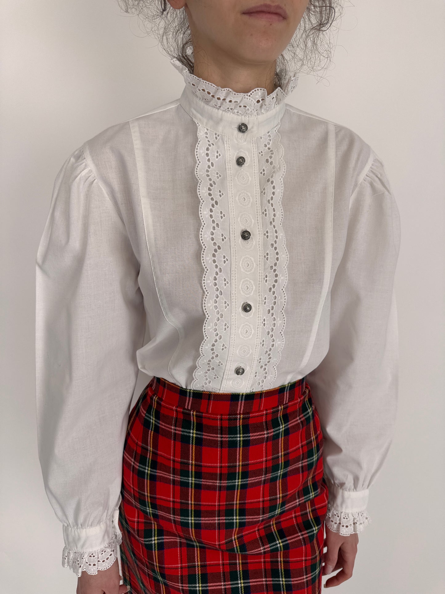 Cămașa vintage cu inserție de dantelă macrame din poplin de bumbac