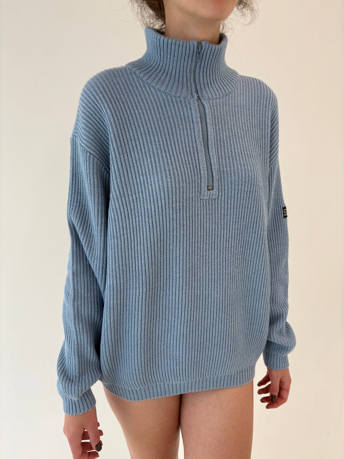 Maleta baby blue din lana merino extrafina de gramaj mare cu influențe sport