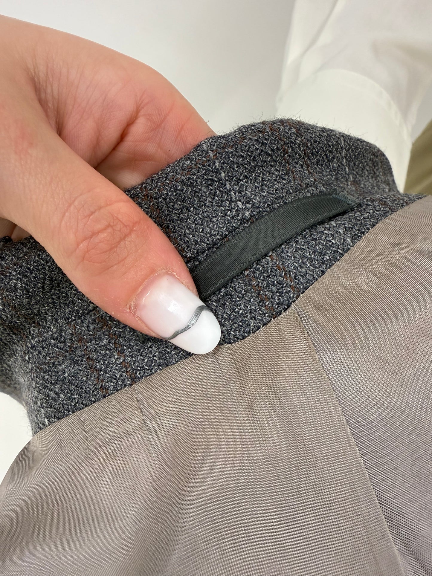 Sacou steel gray Hugo Boss în carouri fine și croi actual