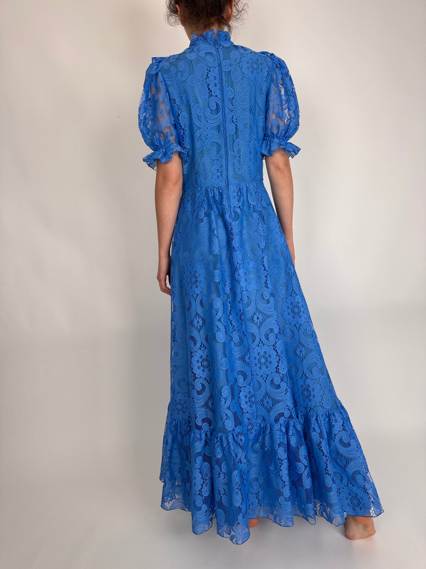 Rochie maxi tall albastru ciel din dantelă cu talie marcată