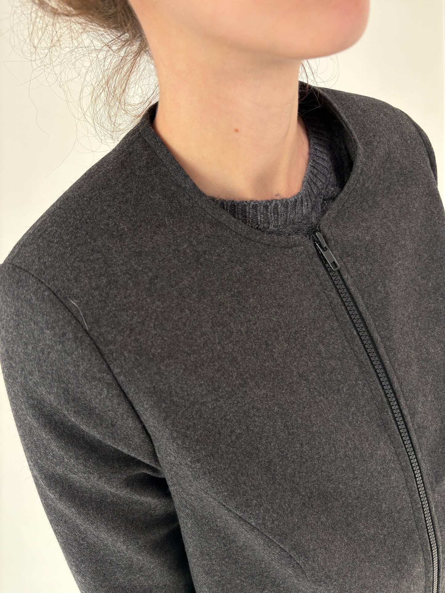 Jacheta petite în croi minimalist în stil Chanel din lana extrafina