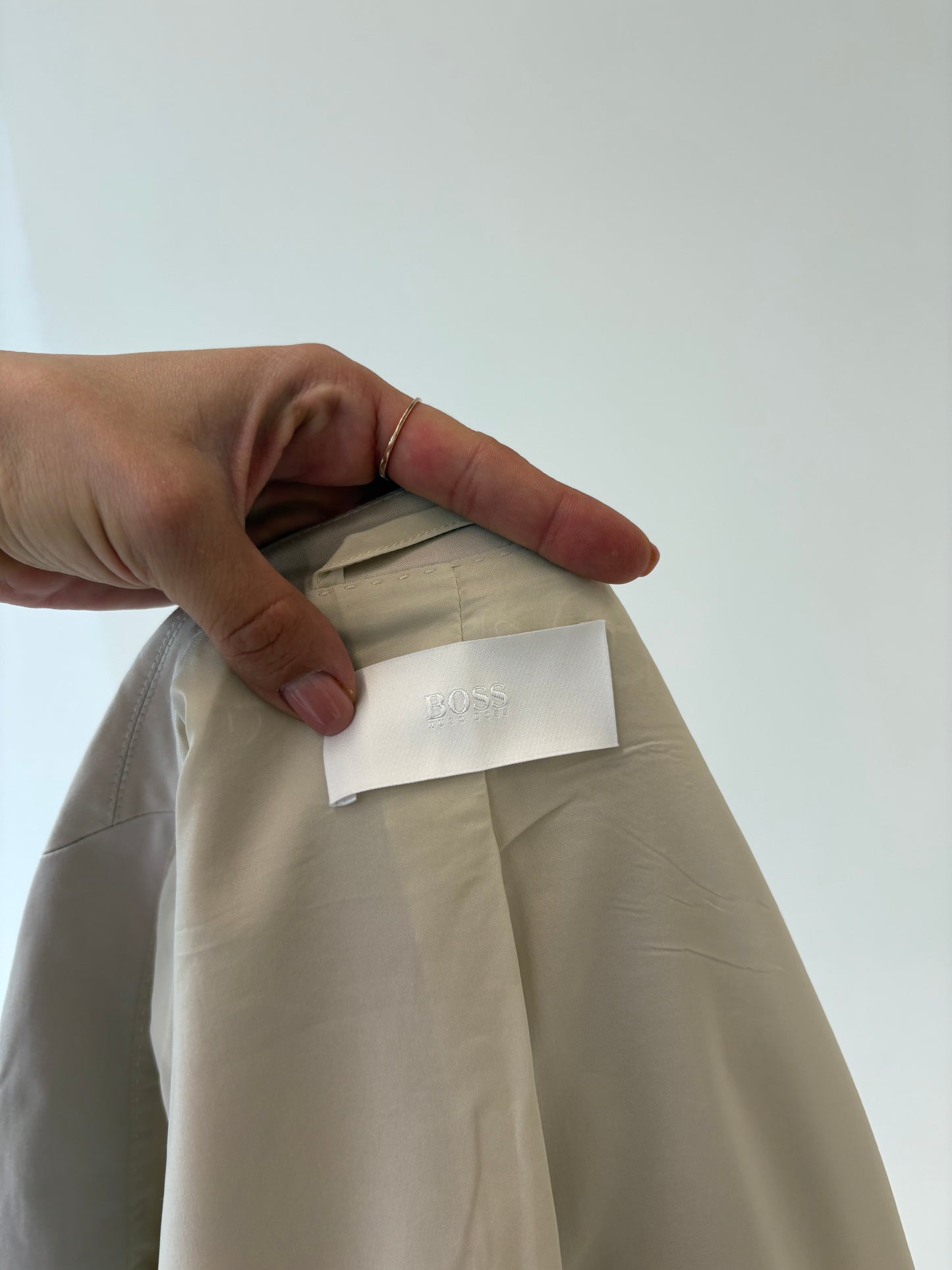 Sacou light nude Hugo Boss cambrat din bumbac ușor satinat și strech