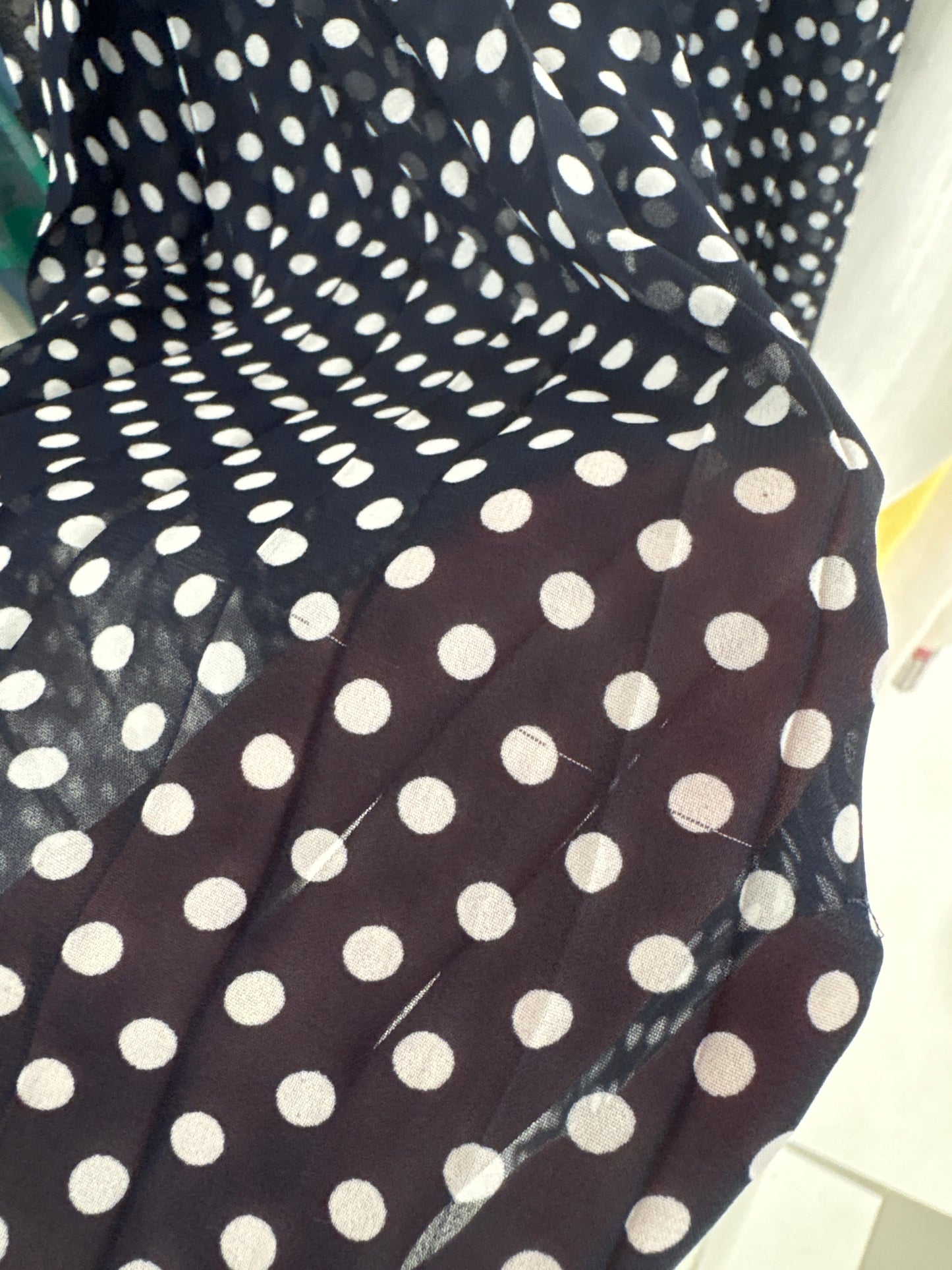 Top petite Navy cu buline si pliseuri