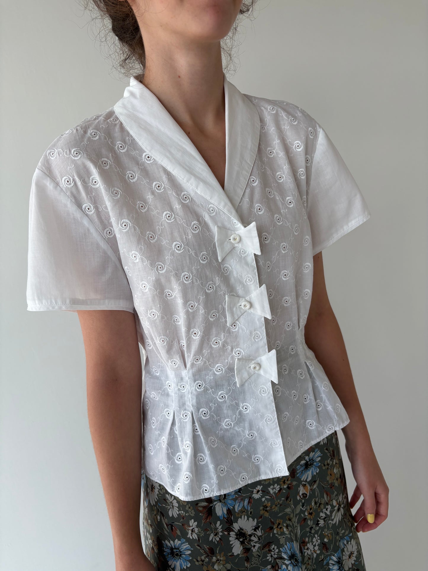 Cămașa vintage cambrata cu fundițe stilizate și broderie anglaise