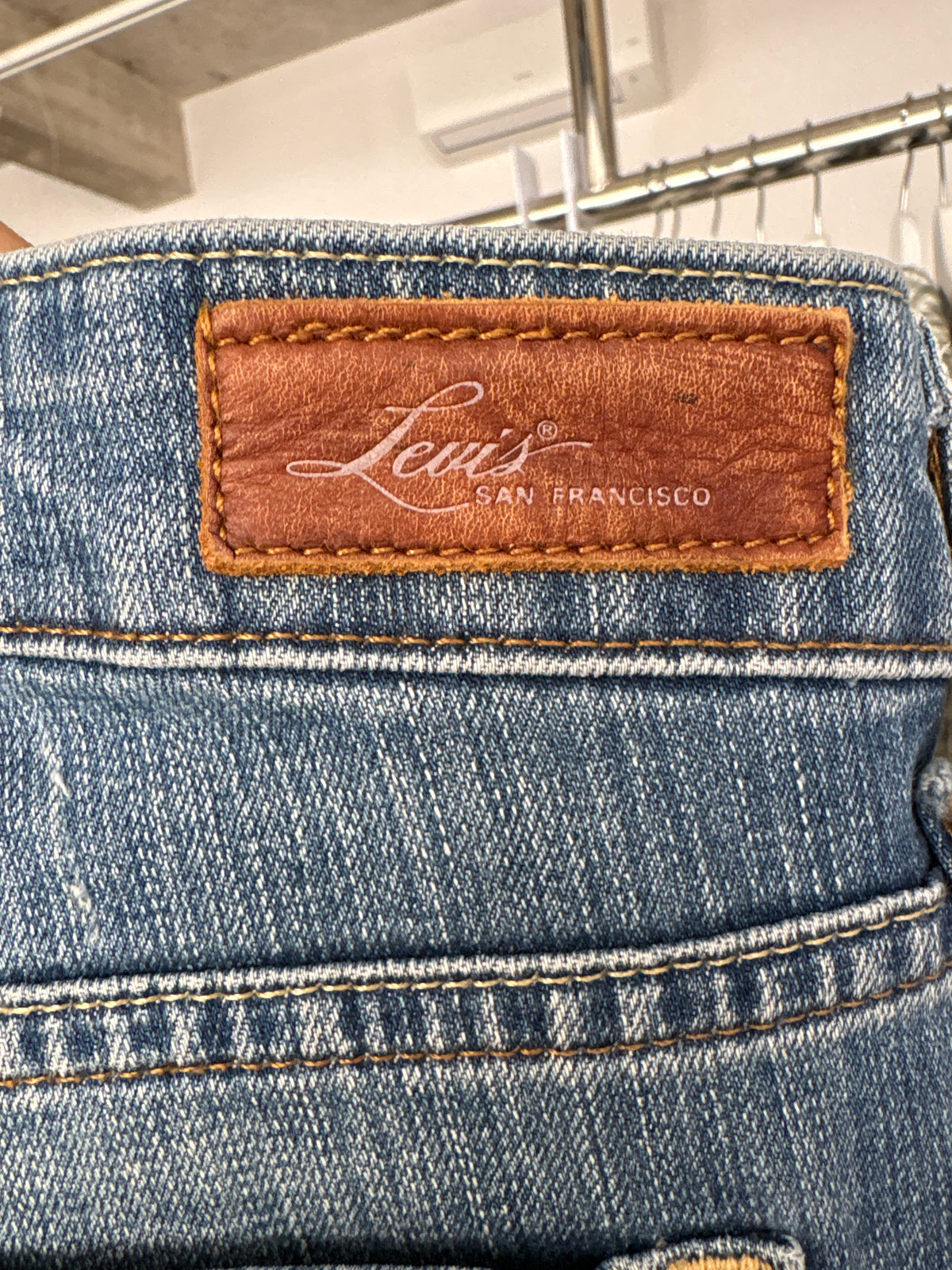 Jeans Levi’s petite ultra confort modelatori classic wash in croi revenit în trend