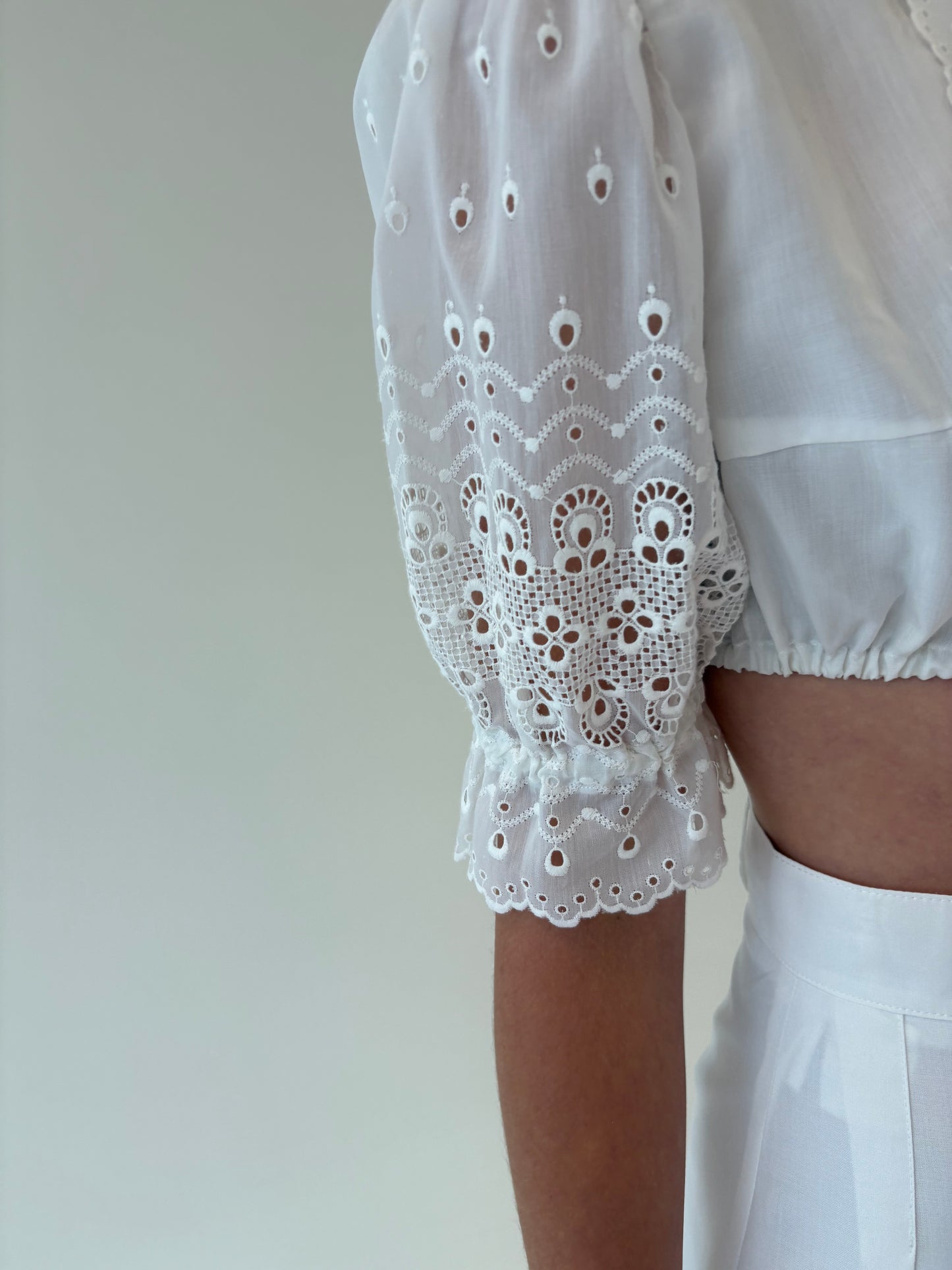 Top cropped cu broderie anglaise din panzica extrafina