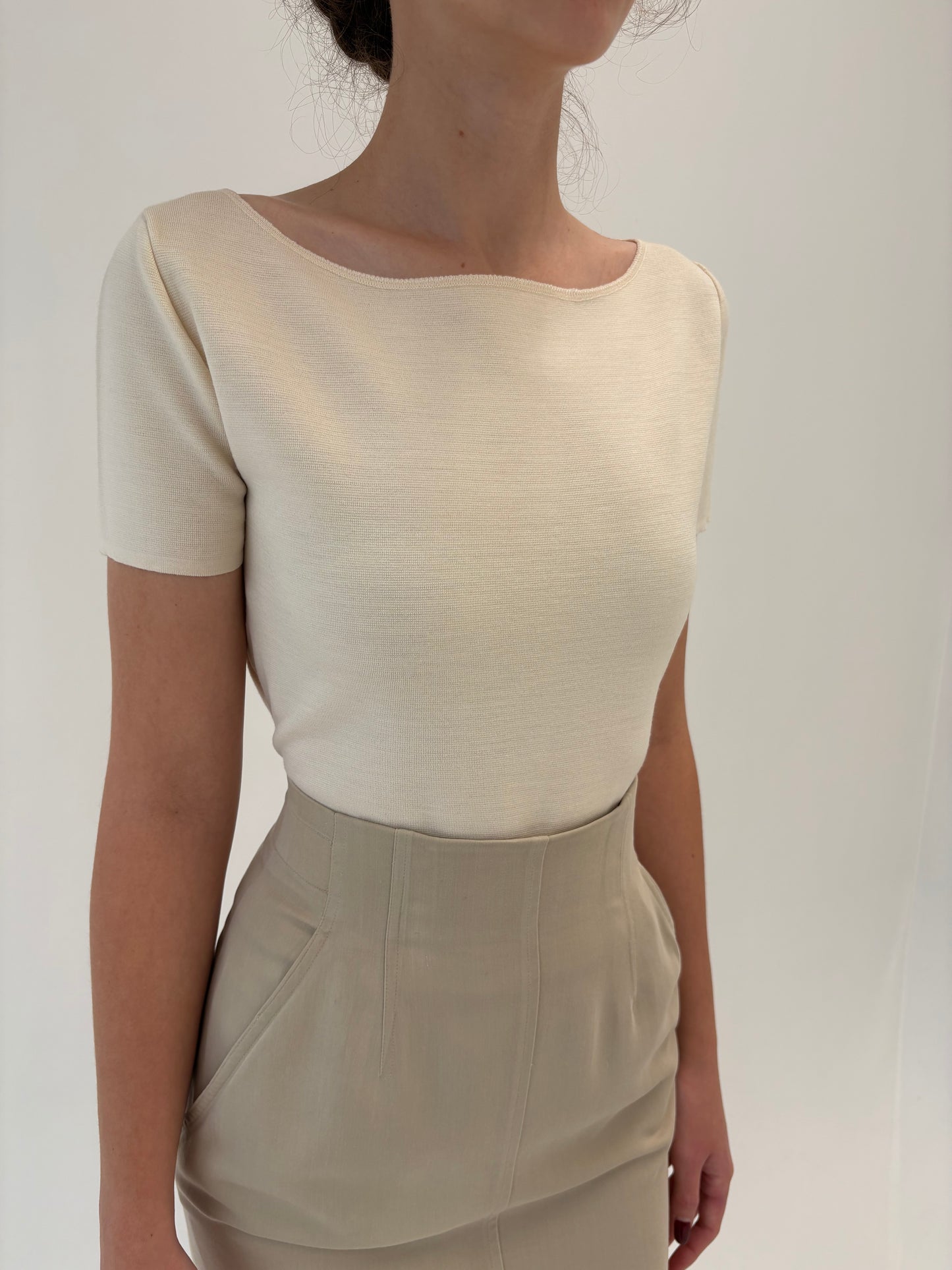 Top ivoire din lana merino extrafina de gramaj mare ușor cropped