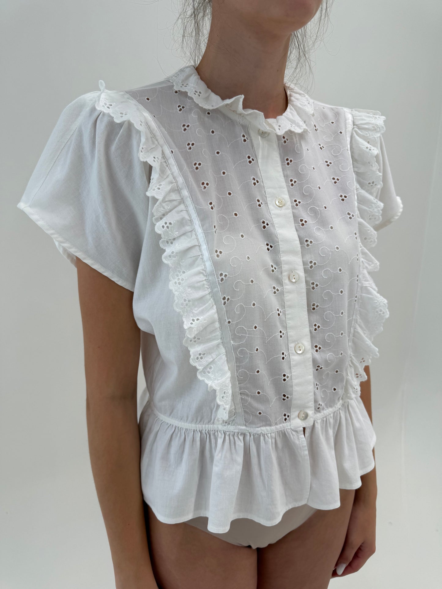 Cămașa vintage din panzica fină de bumbac cu volane și broderie anglaise