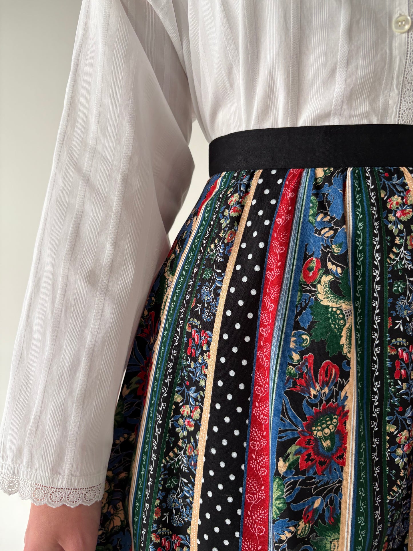 Fustă vintage amplă cu talie ultra înaltă și combinație superbă de printuri