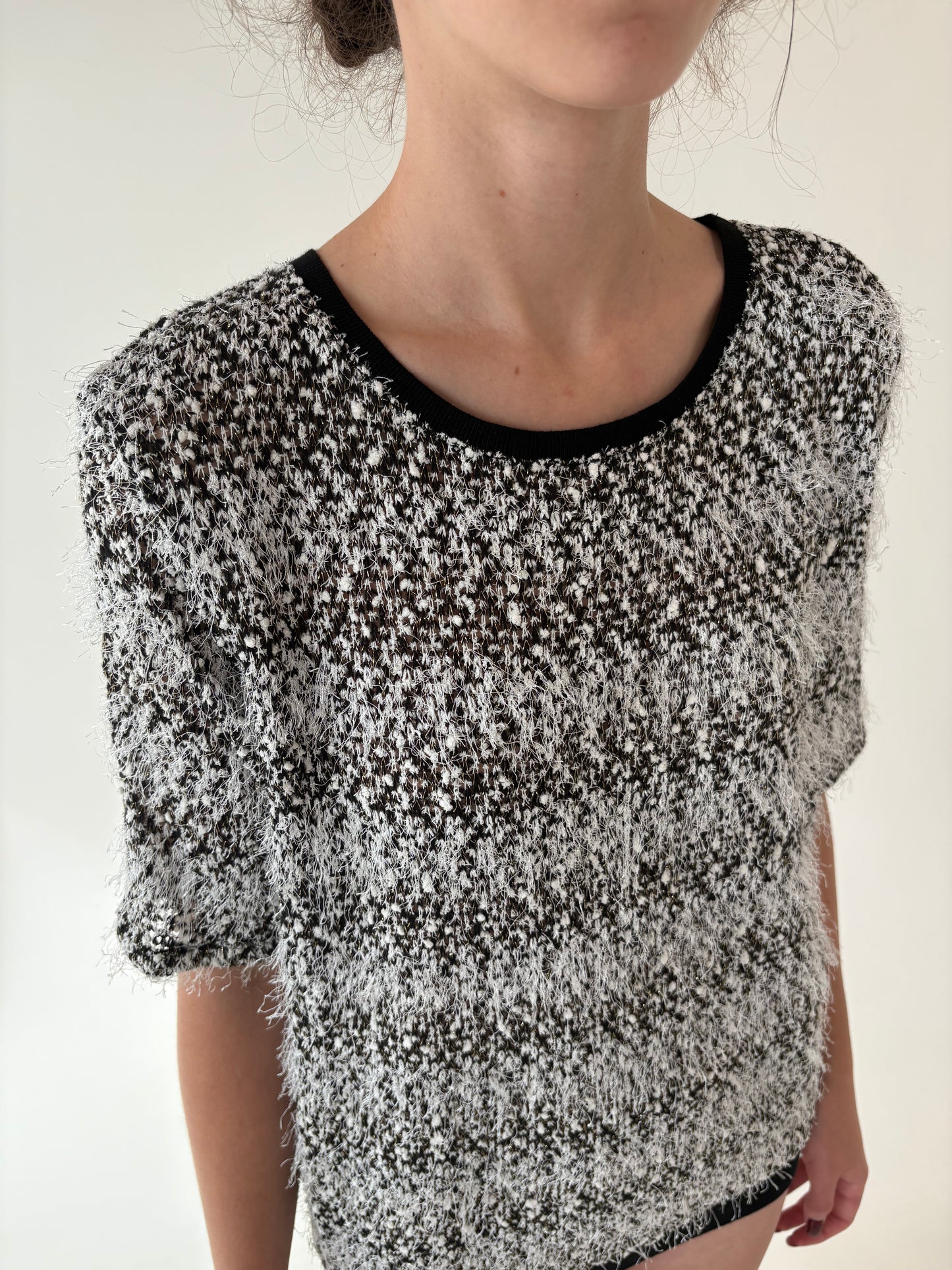 Top din jerse pufos in stil Chanel cu franjuri fine și inserții delicate aurii