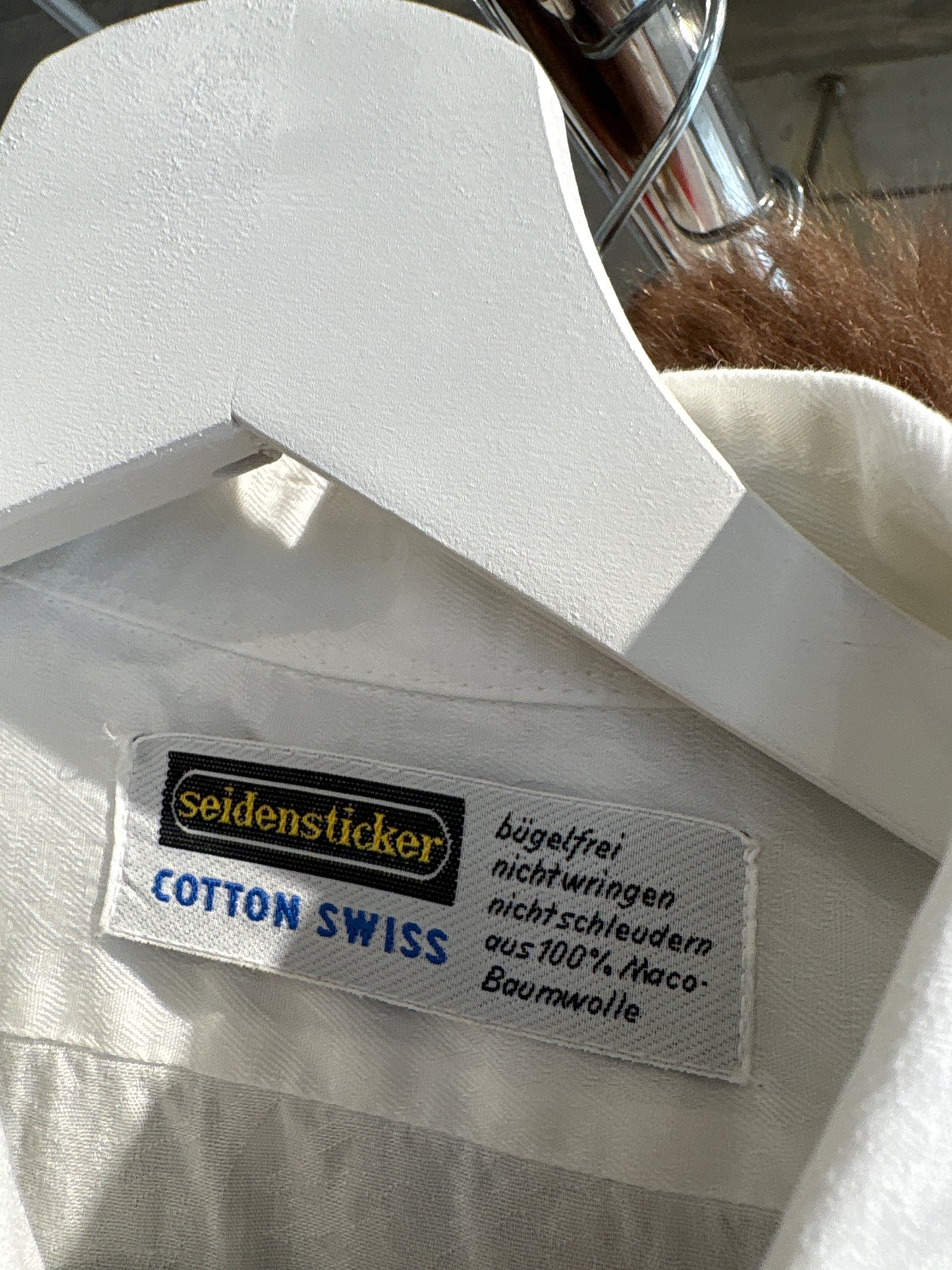 Cămașa tall cu jabou cu inserții din dantelă cu manșete ultra înaltă și volane